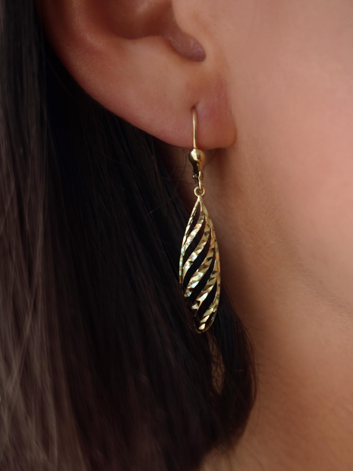 Damenohrringe aus echtem Gelbgold mit Diamantierung an Damenohr - Anastaisa | Skintype