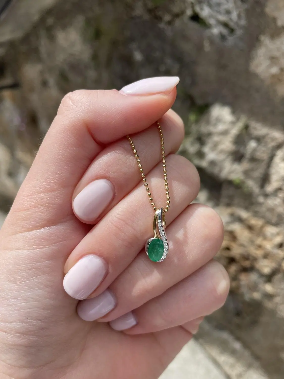 Maia | Anhänger aus echtem Gelbgold mit Smaragd & Zirkonia | Ansicht 2