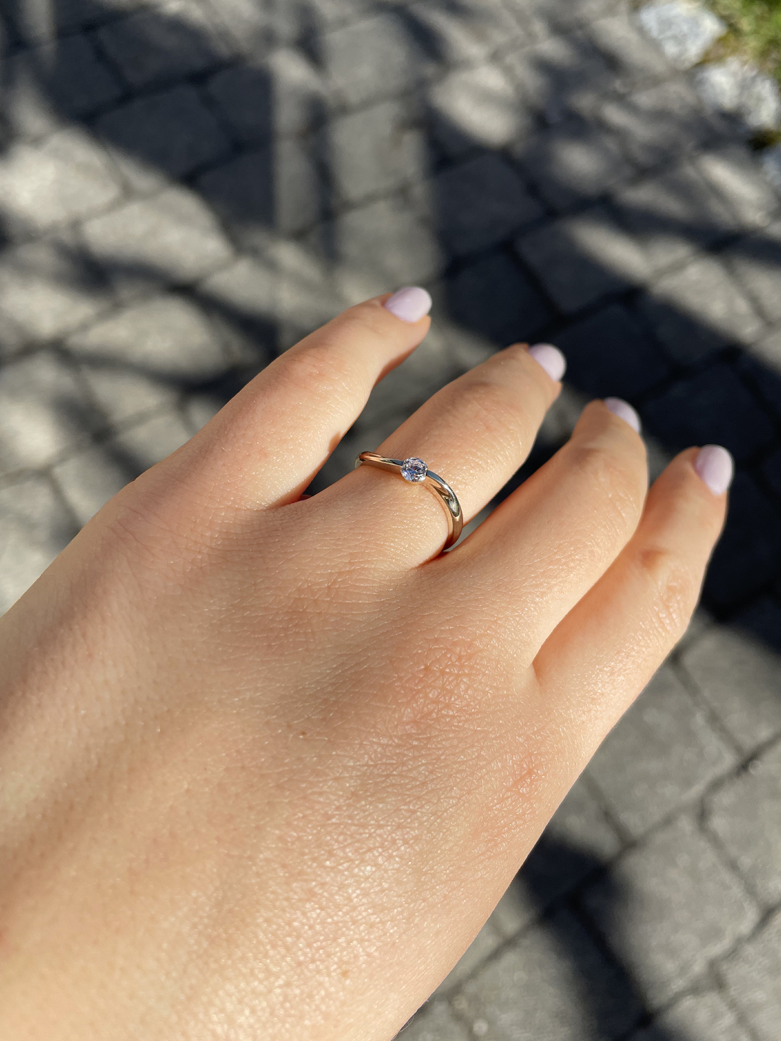 Verlobungsring aus echtem Gelbgold mit Zirkonia an Damenhand - KissnTell | Skintype