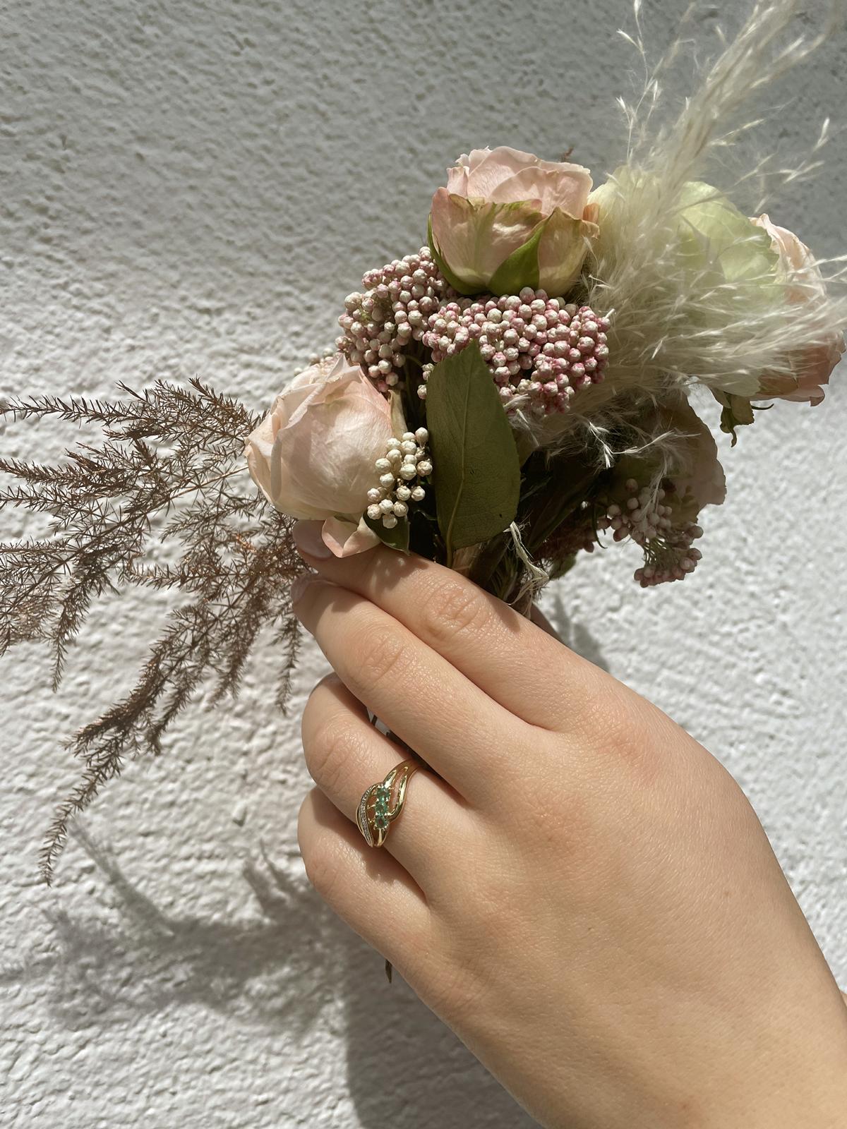 Damenring aus echtem Gelbgold mit Diamanten und Smaragd Edelsteinen an Damenhand - Our Lady | Skintype