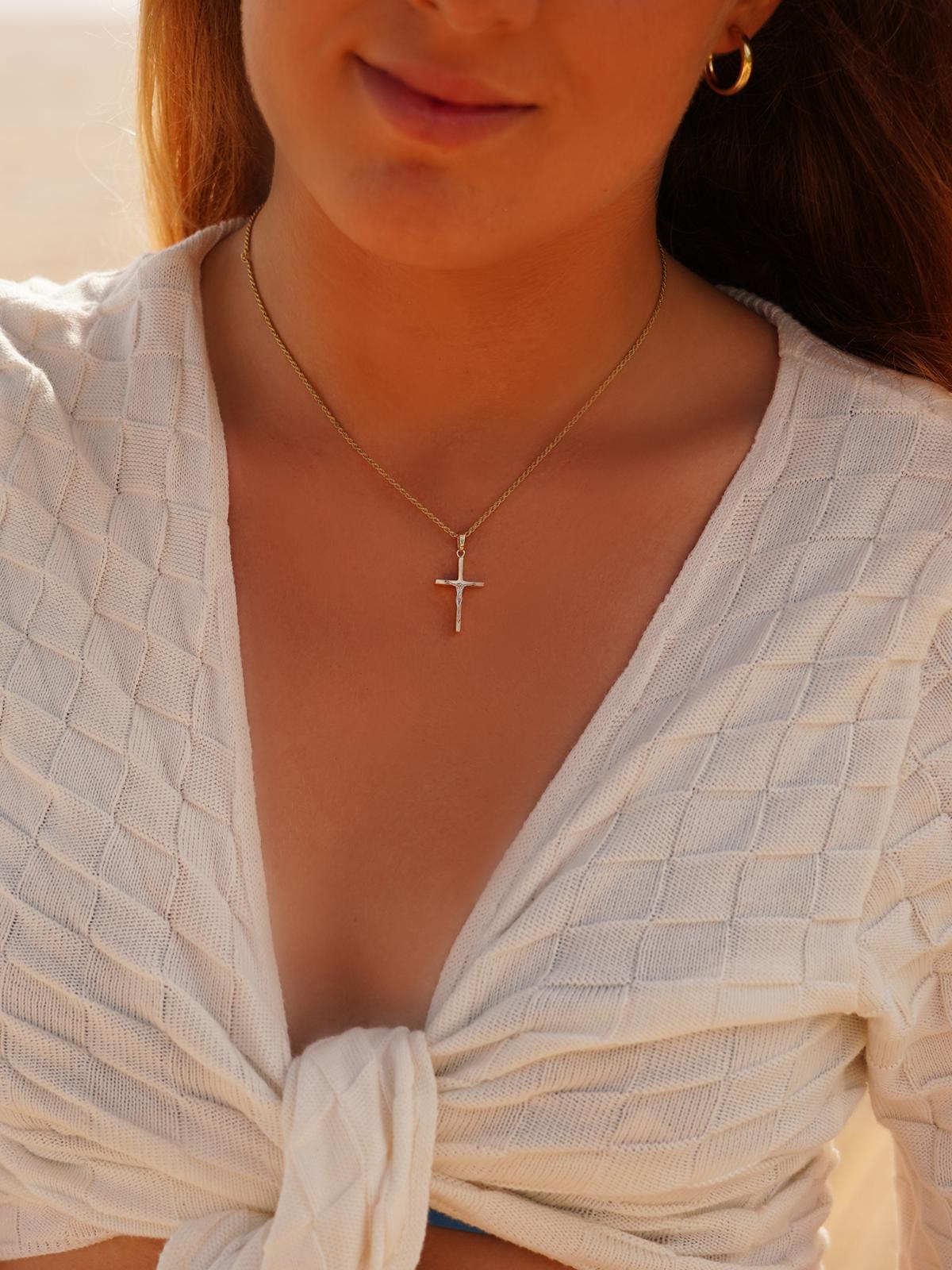 Anhänger für Damen und Herren aus echtem Gelbgold & Weißgold an Damendekollete - Tara | Skintype