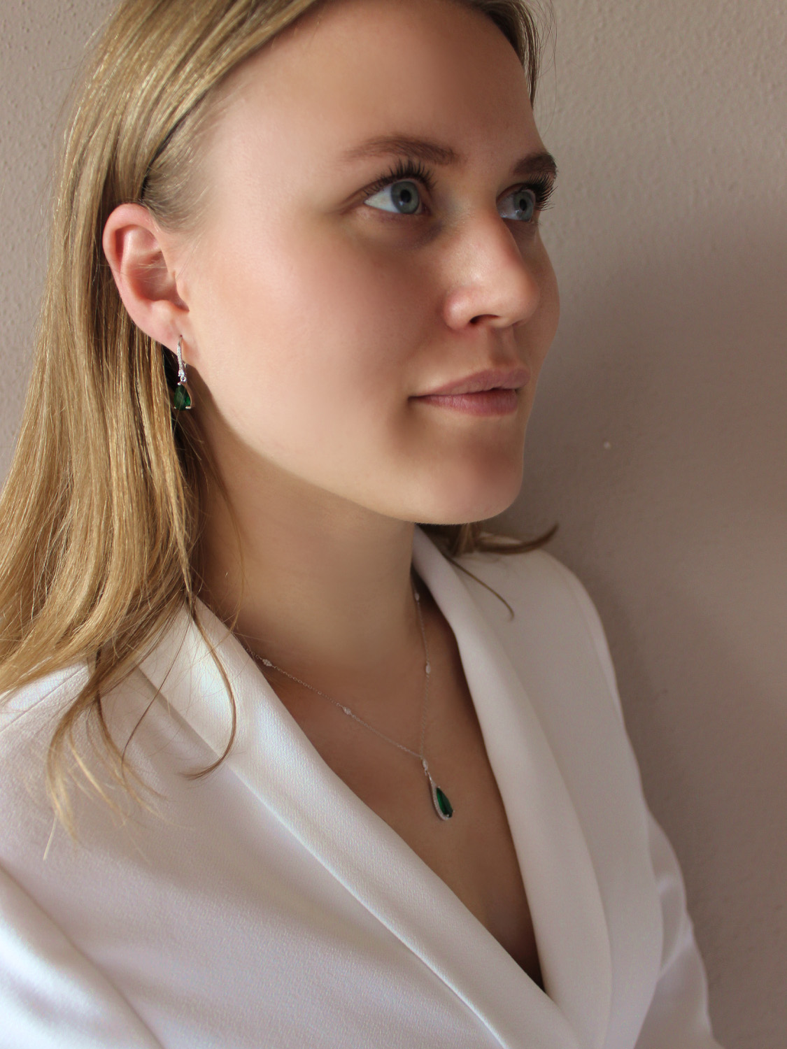 Schmuckset aus Halskette mit Anhänger & Ohrringen aus echtem Sterlingsilber mit grünen Zirkonia an Damendekollete & Damenohr - Nadine | Skintype