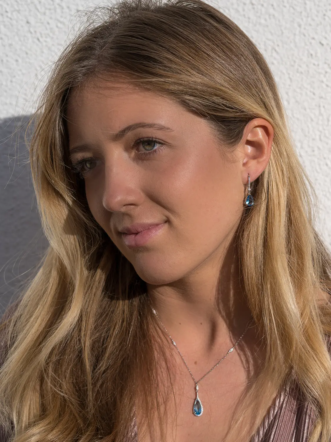 Schmuckset aus Halskette mit Anhänger & Ohrringen aus echtem Sterlingsilber mit blauen Zirkonia an Damendekollete & Damenohr - Nadine | Skintype