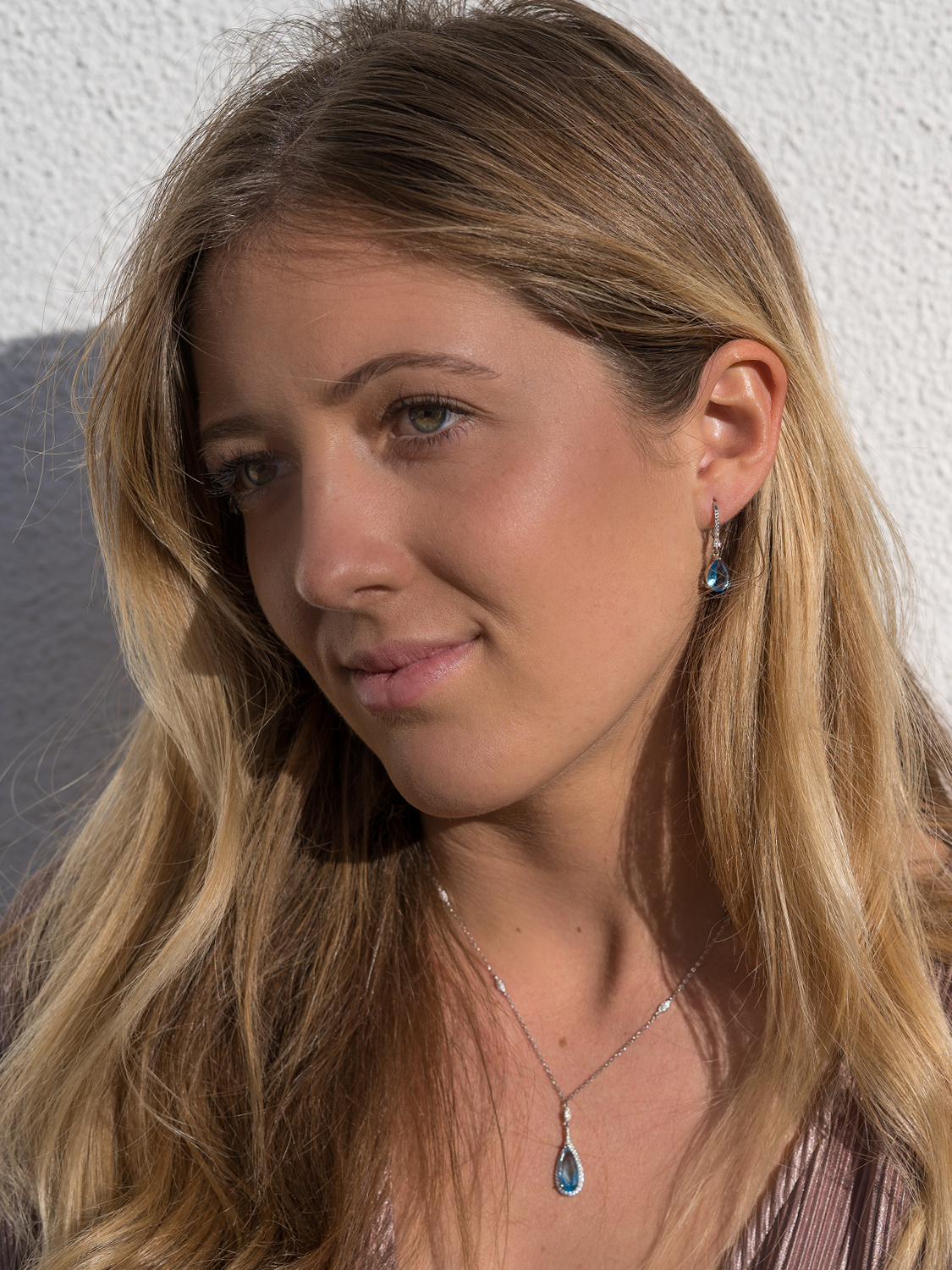 Schmuckset aus Halskette mit Anhänger & Ohrringen aus echtem Sterlingsilber mit blauen Zirkonia an Damendekollete & Damenohr - Nadine | Skintype