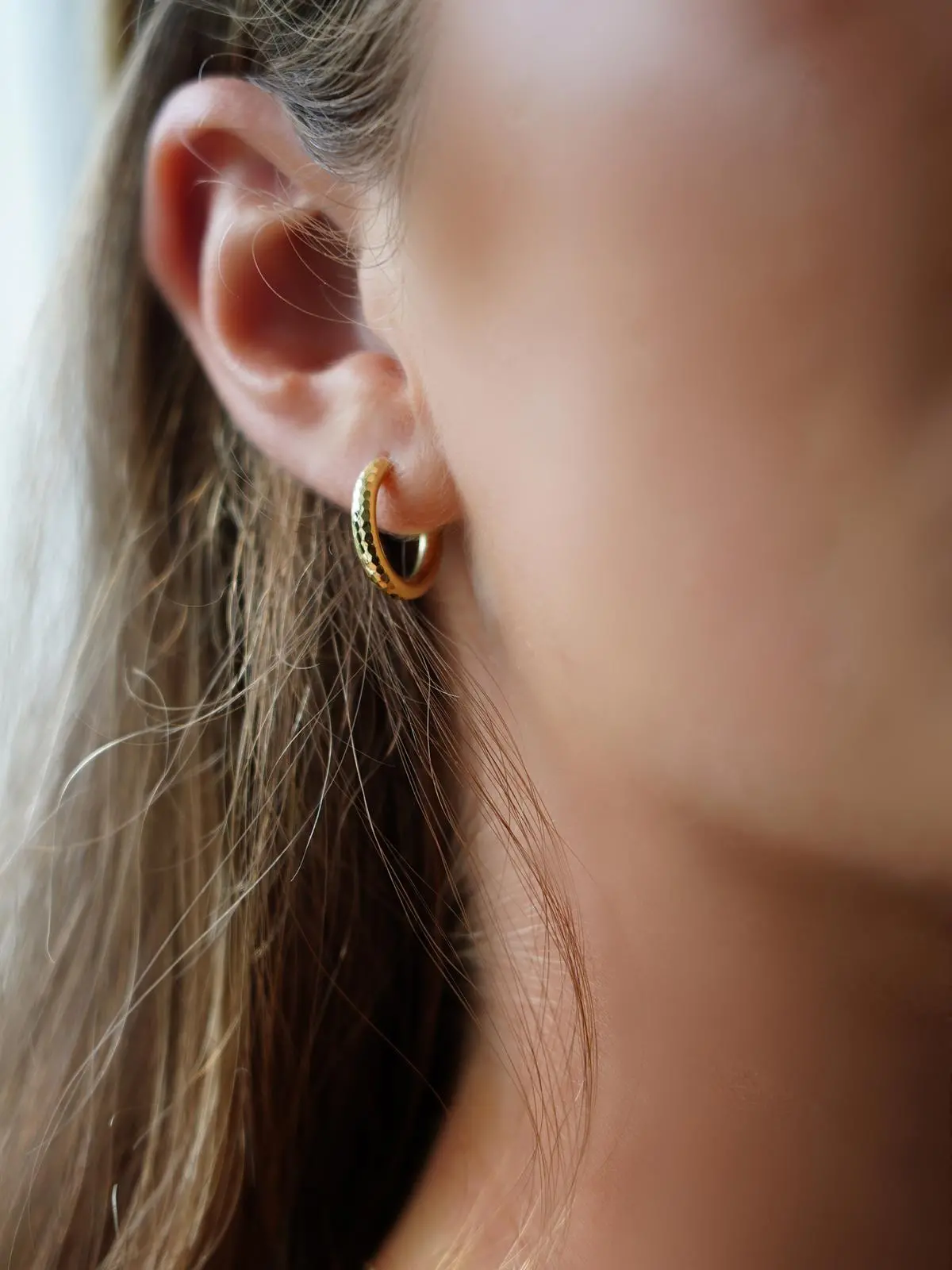 Leyla - Damen & Mädchen Creolen Gold mit Muster - Ø 15mm