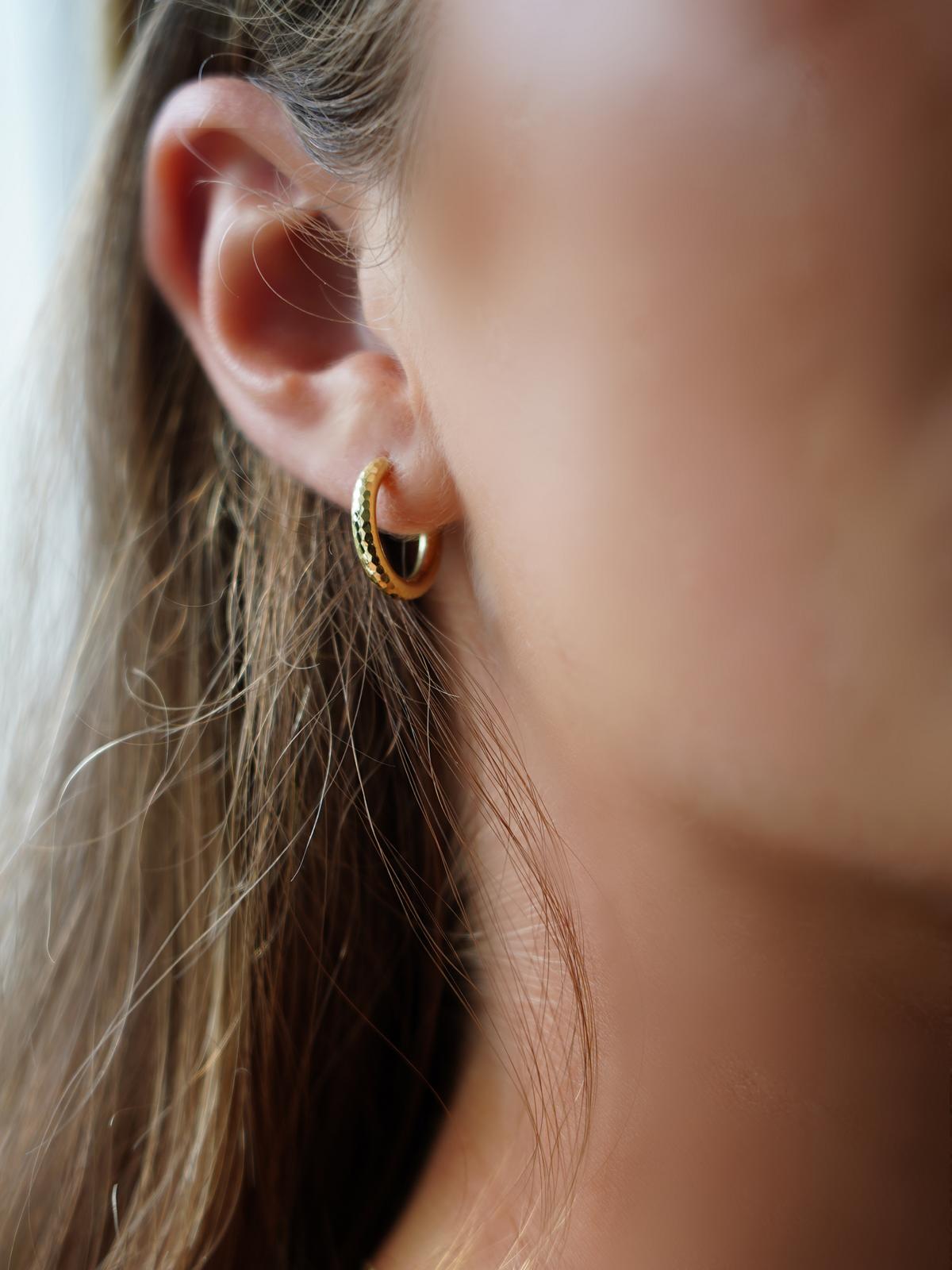 Leyla - Damen & Mädchen Creolen Gold mit Muster - Ø 15mm