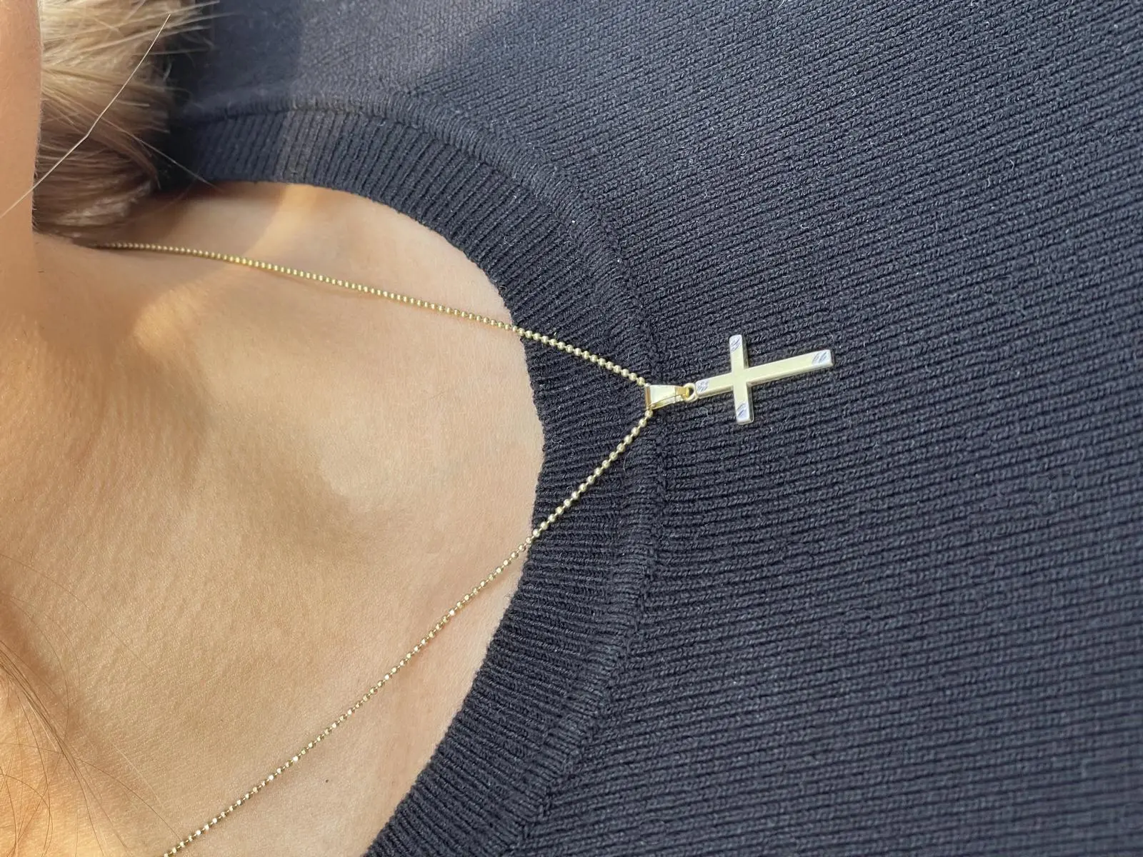 Kreuzanhänger für Damen aus echtem Gelbgold am Model - Jinger | Skintype Kreuzanhänger für Damen aus echtem Gelbgold am Model - Jinger | Skintype