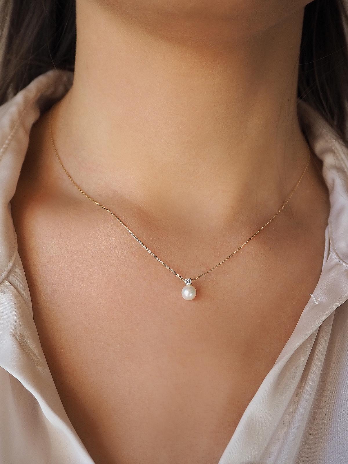 Anhänger aus echtem Gelbgold mit Zirkonia & Süßwasserperle an Damendekollete- Gracia | Skintype