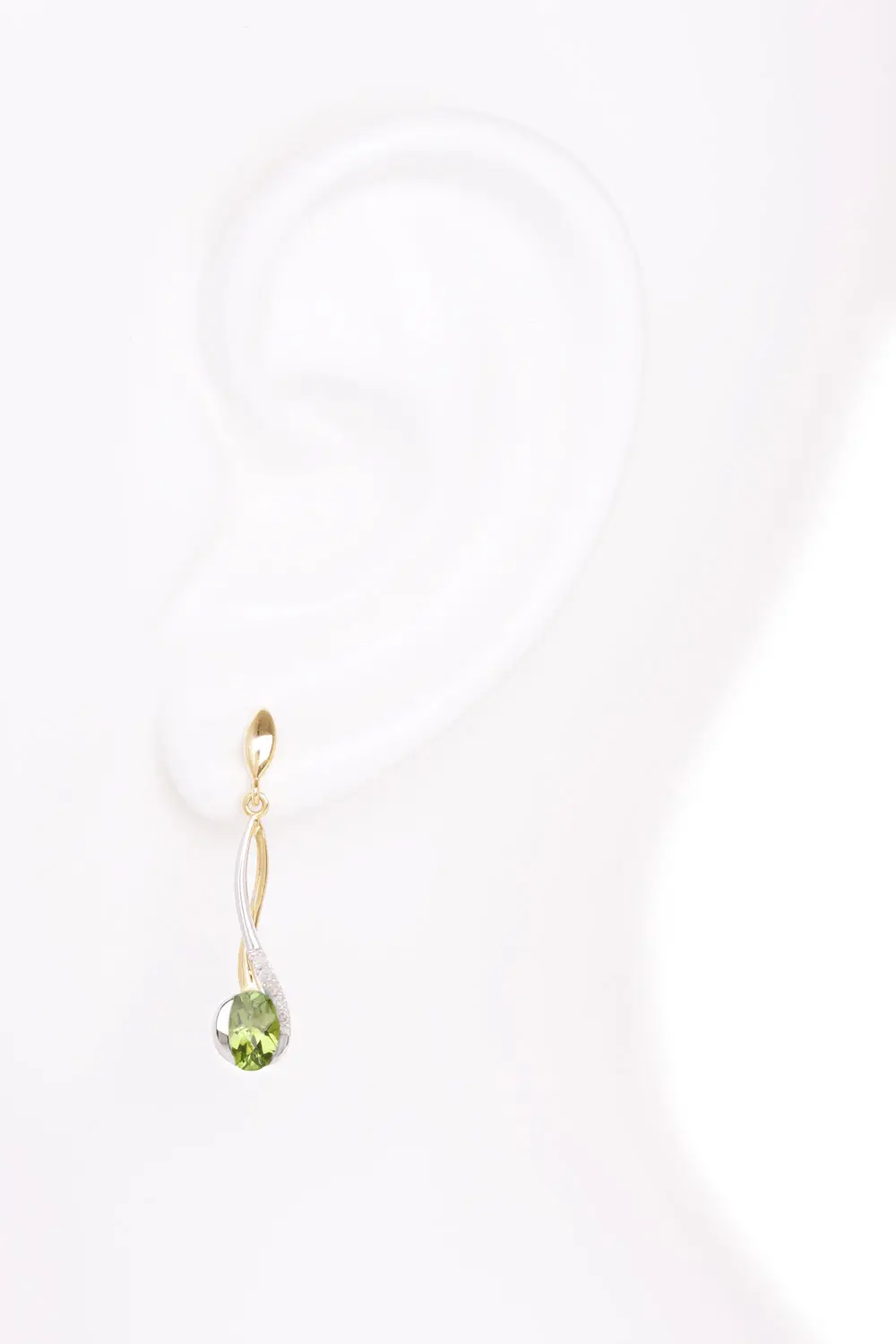 Damenohrringe aus echtem Gelbgold mit Peridot Edelstein - Maia | Büstenansicht