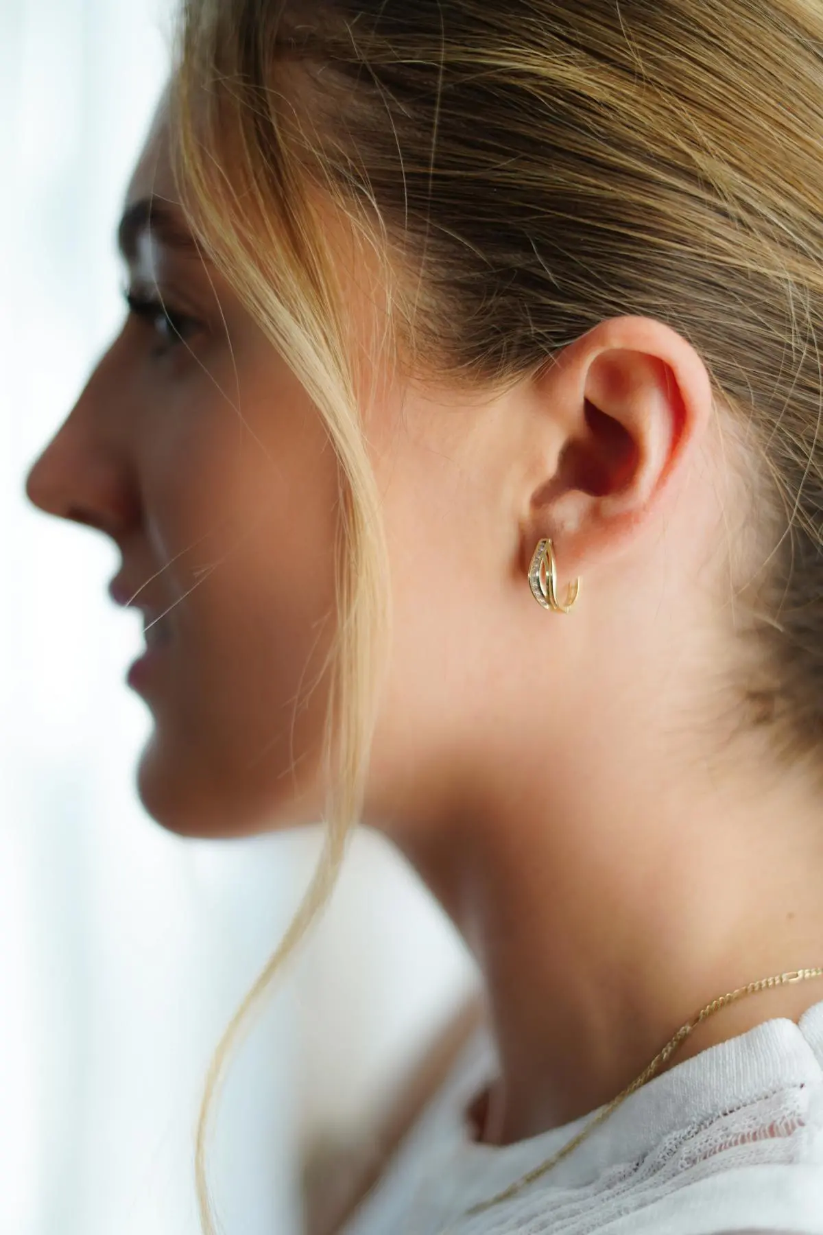 Damenohrringe aus echtem Gelbgold mit Zirkonia an Damenohr - Artisana | Skintype