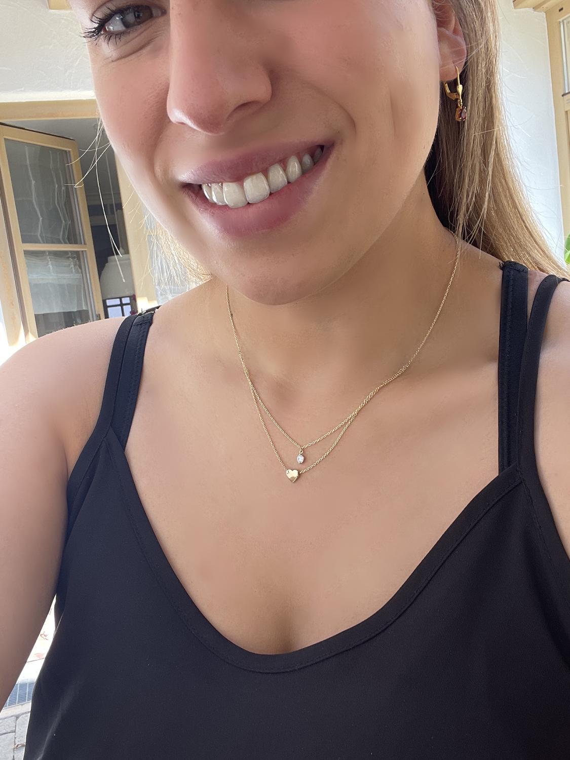 Damenanhänger an Halskette aus echtem Gelbgold mit Zirkonia an Damendekollete - Bonica | Skintype