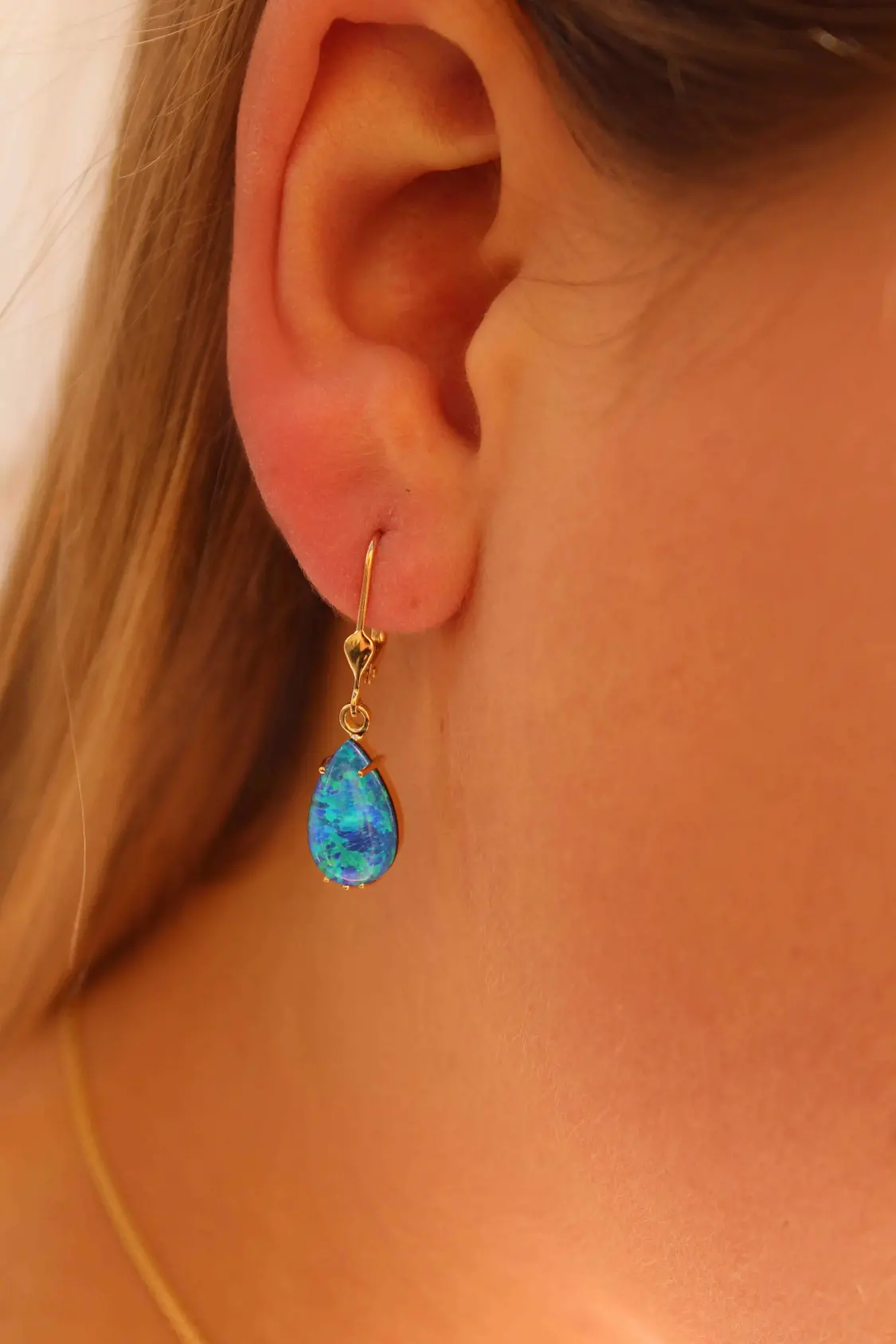 Damenohrringe aus echtem Gelbgold mit Opaltriplette am Damenohr - Ajanta | Skintype