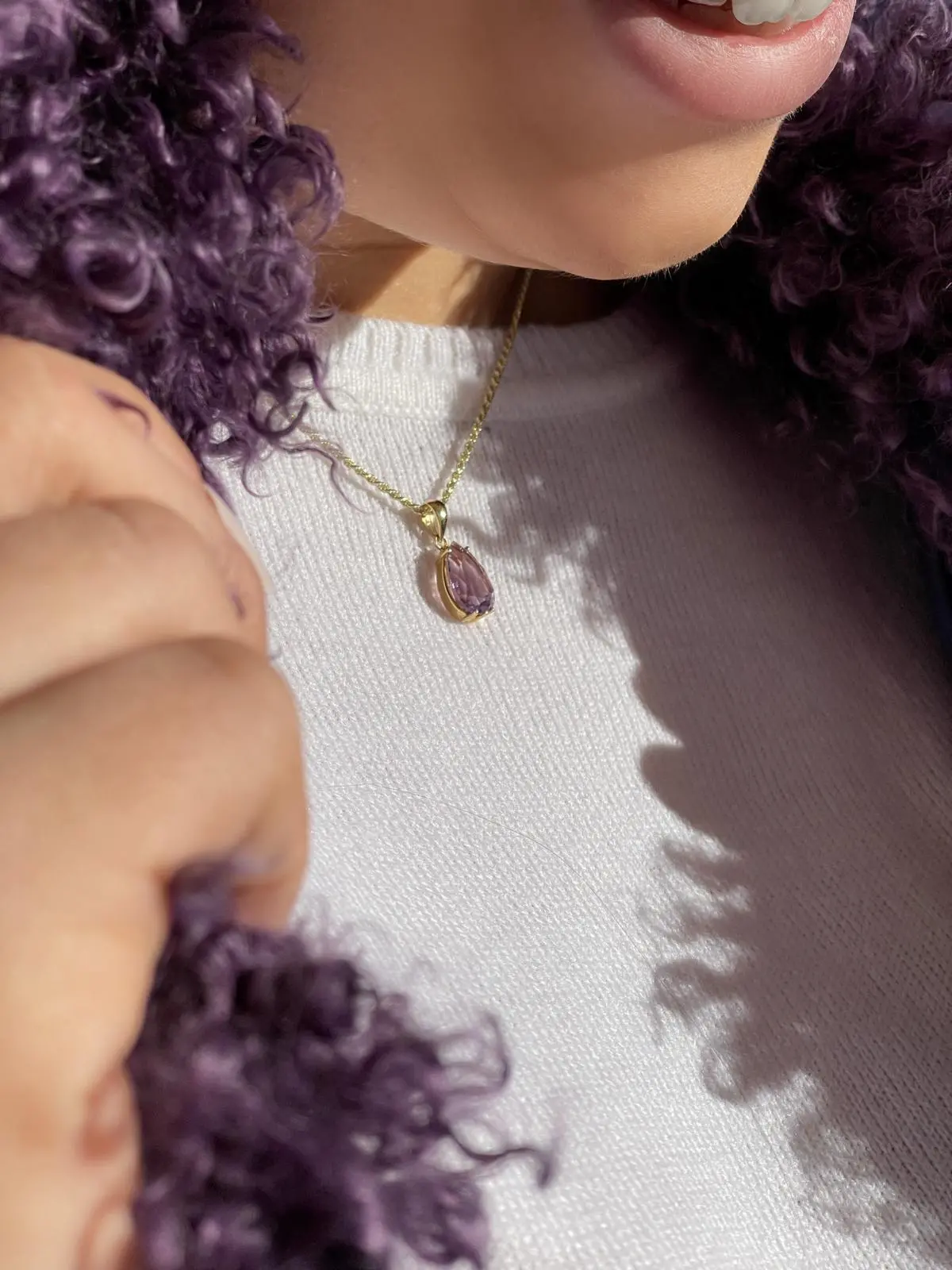 Damenanhänger aus echtem Gelbgold mit Amethyst Edelstein an Damendekollete - Ajanta | Skintype 