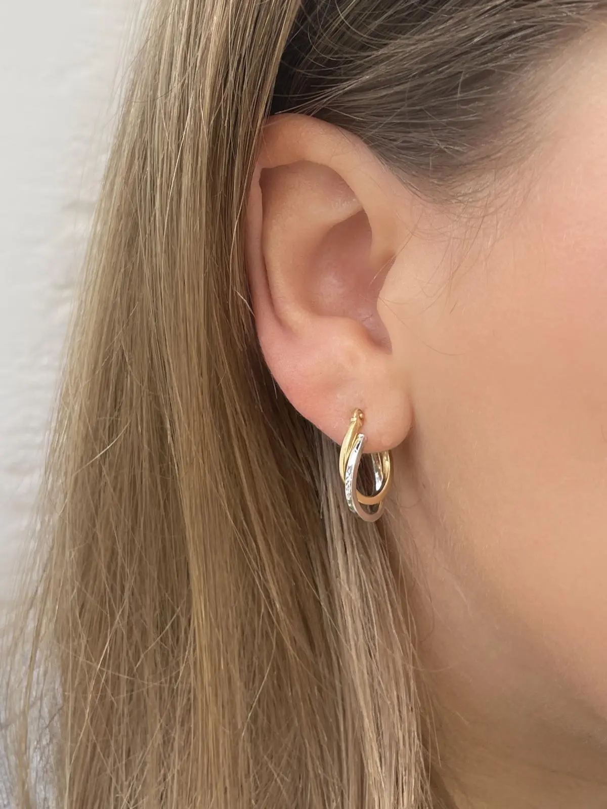 Damencreolen aus echtem Gelbgold & Weißgold mit Diamantierung am Damenohr - Fairy Moon | Skintype