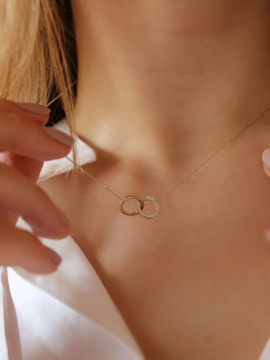 Halskette aus echtem Gelbgold mit weißen Zirkonia an Damendekollete - Dajana | Skintype