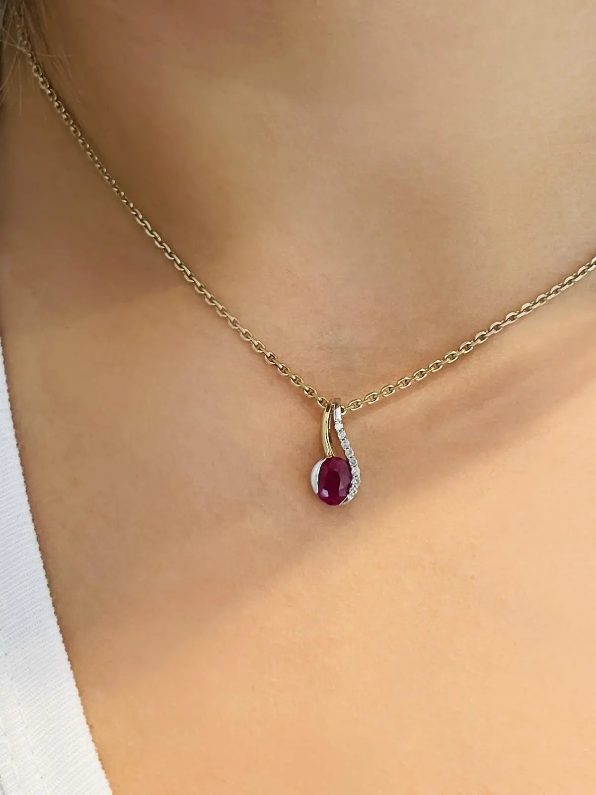 Maia | Anhänger aus echtem Gelbgold mit Rubin & Zirkonia | Ansicht 2