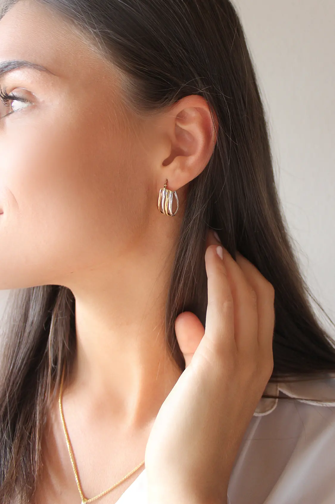 Damenohrringe aus echtem Gelbgold & Weißgold & Roségold an Damenohr - Mercier | Skintype
