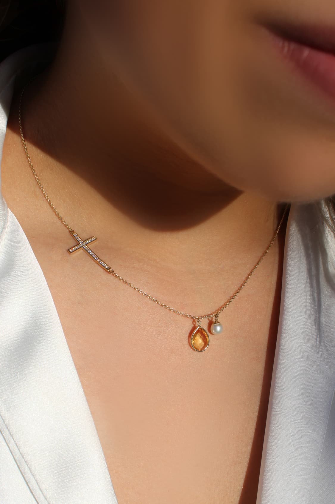 Damenhalskette aus echtem Gelbgold mit Zirkonia & Citrin Edelstein an Damendekollete - Daisy | Skintype