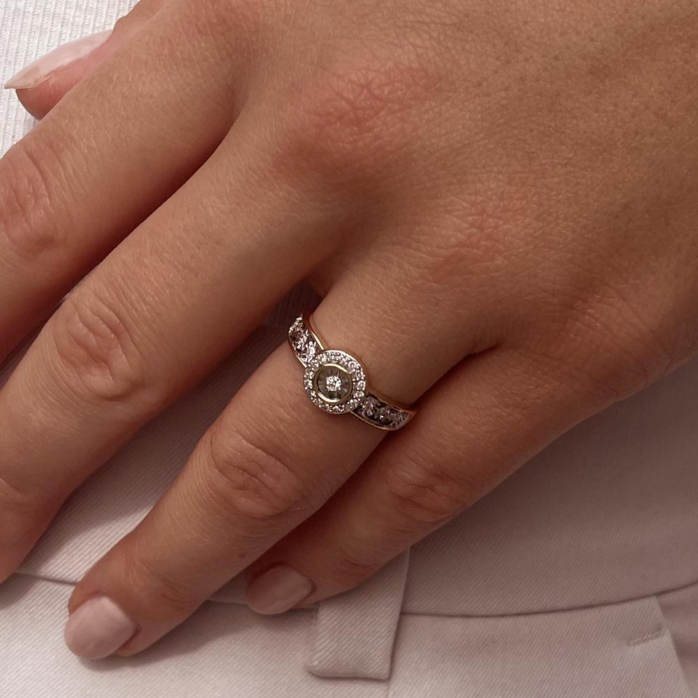Besonderer Verlobungsring aus echtem Gelbgold mit weißen Diamanten