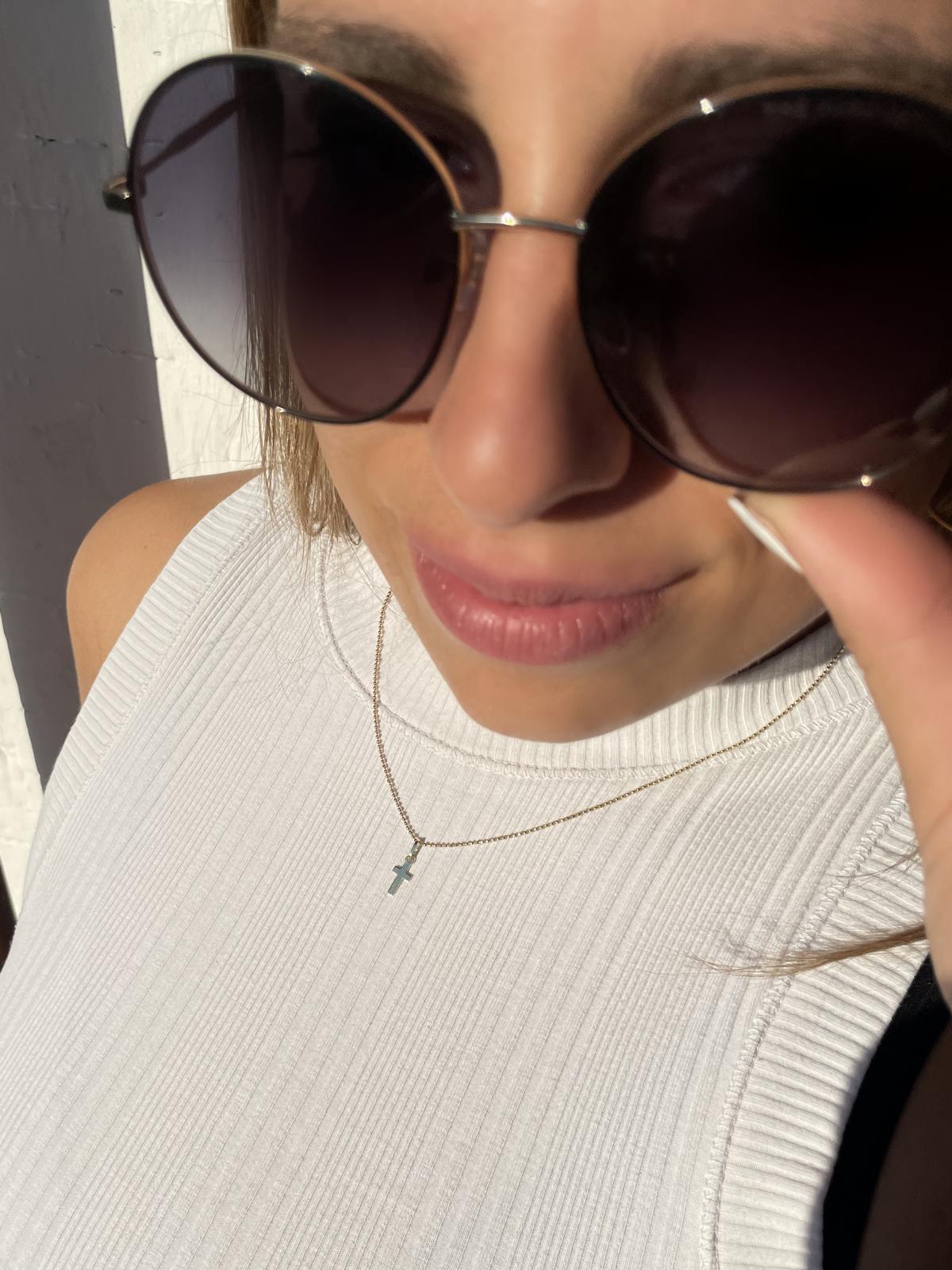 Kreuzanhänger für Damen und Mädchen aus echtem Gelbgold an Dekolleté - Rapallo | Skintype