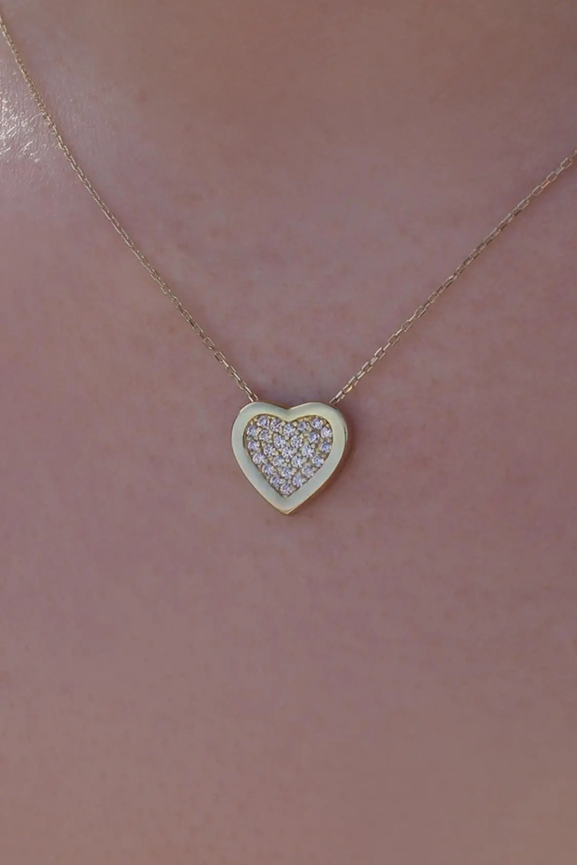 Halskette & Anhänger aus echtem Gelbgold mit Zirkonia an Damendekollete - Claudia | Skintype
