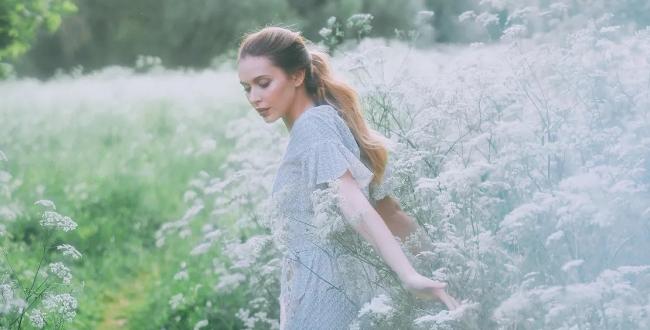 Eine junge Dame läuft durch eine Blumenwiese