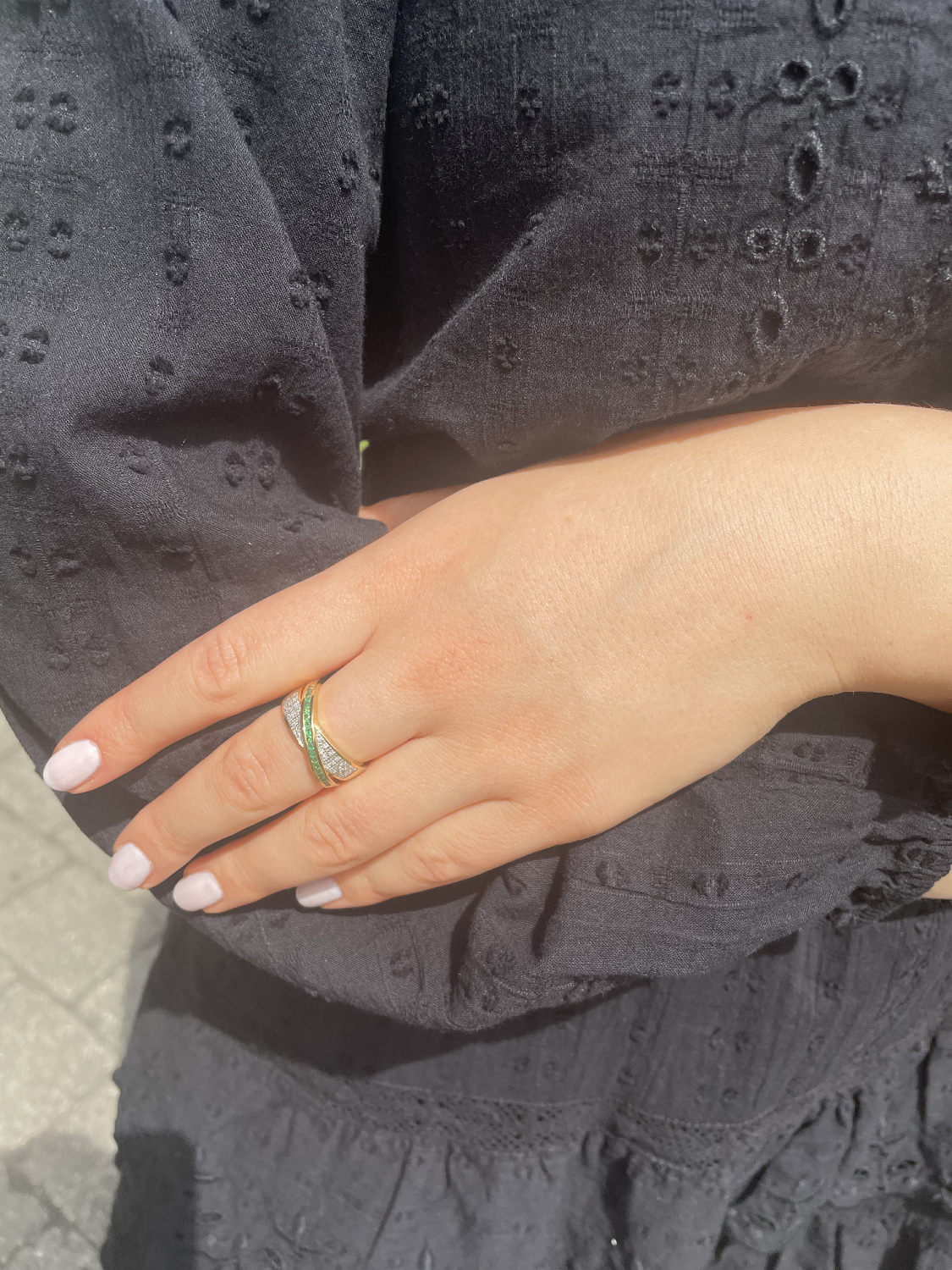 Damenring aus echtem Gelbgold mit Diamant & Smaragd Edelsteinen an Damenhand - Melvena | Skintype
