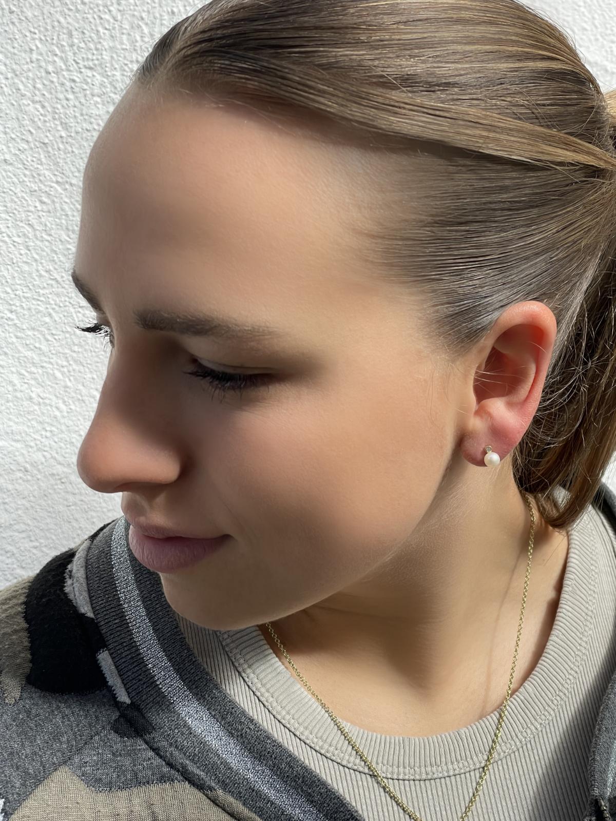 Damenohrringe aus echtem Gelbgold mit Zirkonia & Süßwasserperle am Damenohr - Orif | Skintype