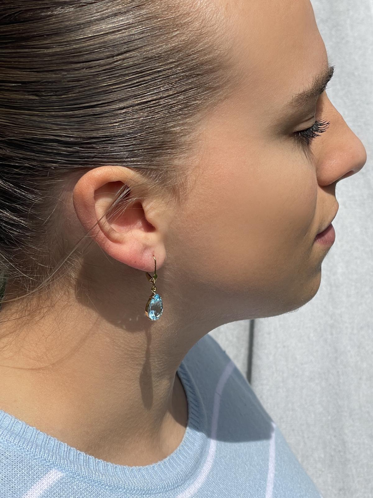 Damenanhänger aus echtem Gelbgold mit Blautopas Edelstein an Damenohr - Ajanta | Skintype 