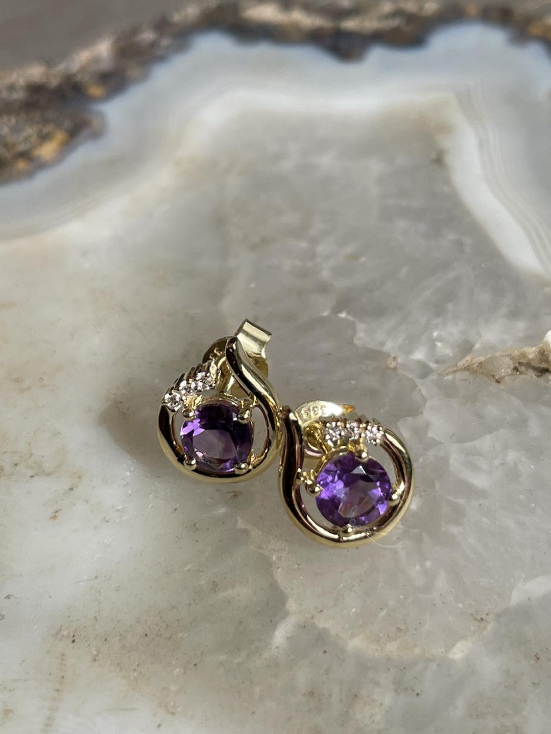 Damenohrringe aus echtem Gelbgold mit Diamant & Amethyst Edelstein auf Marmor - Sala | Stilleben