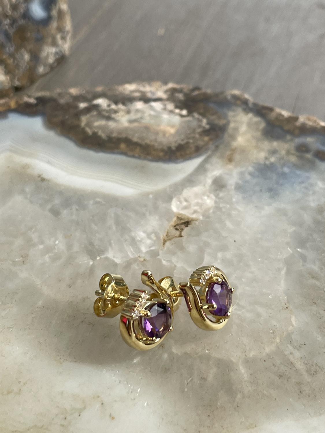 Damenohrringe aus echtem Gelbgold mit Diamant & Amethyst Edelstein auf Marmor - Sala | Stilleben