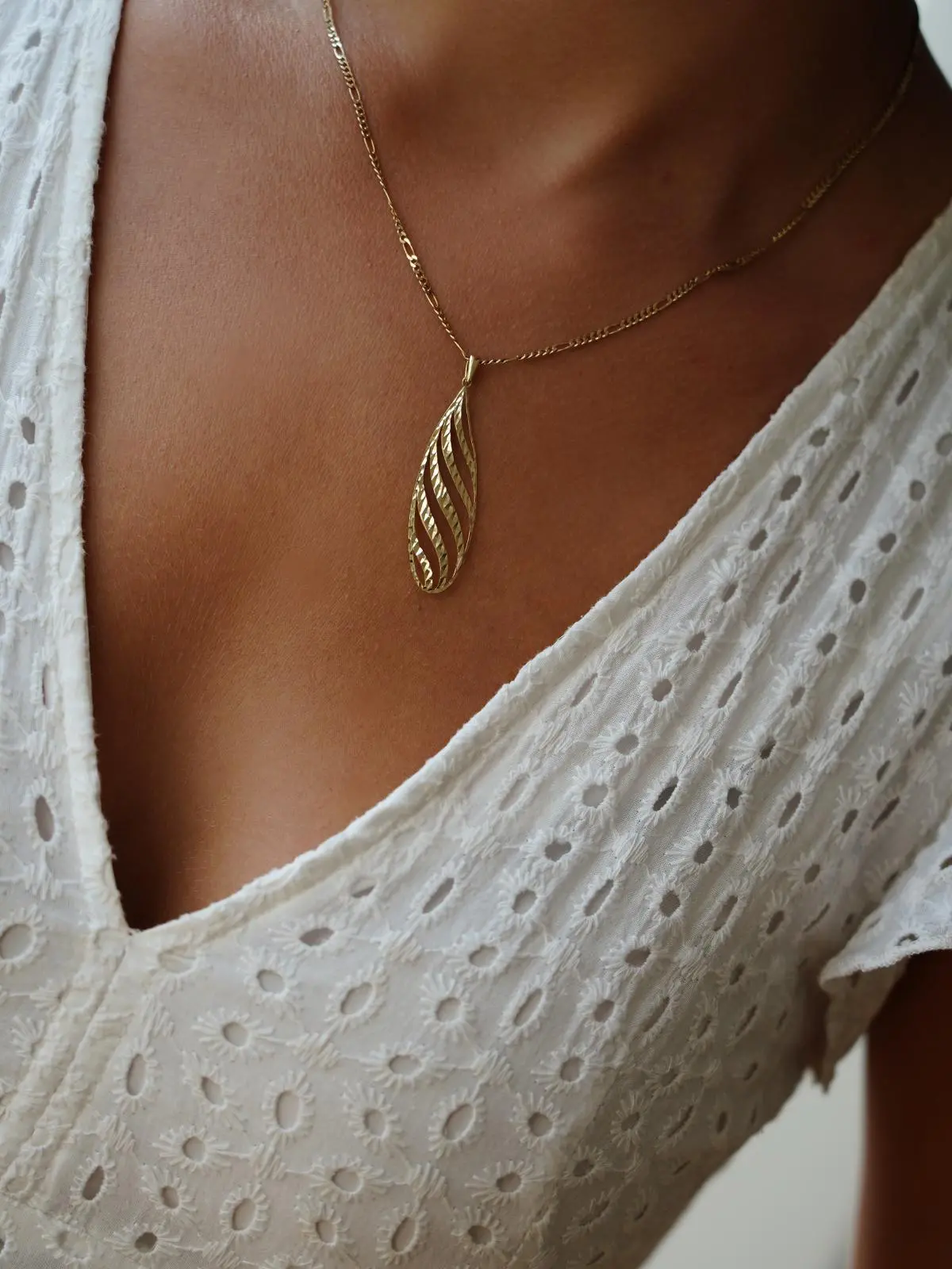 Damenanhänger aus echtem Gelbgold mit Diamantierung an Damendekollete - Anastaisa | Skintype