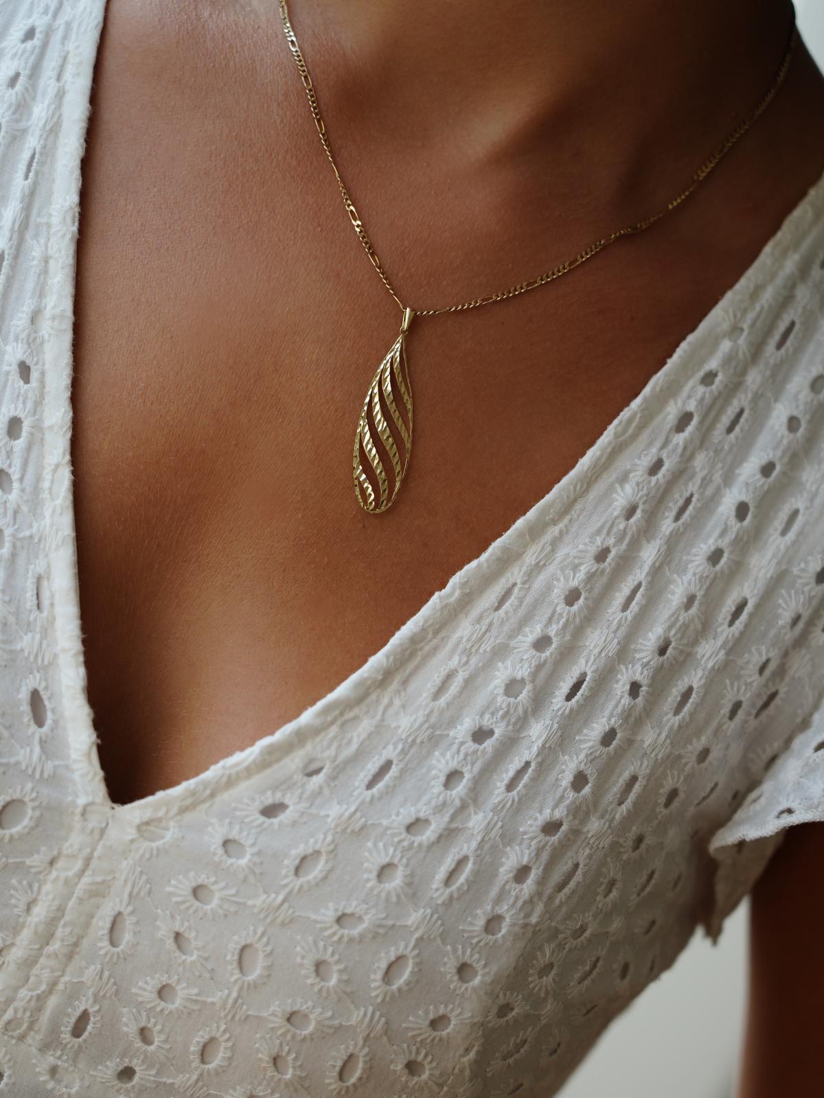 Damenanhänger aus echtem Gelbgold mit Diamantierung an Damendekollete - Anastaisa | Skintype