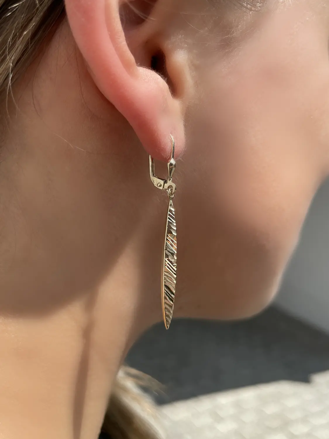 Damenohrringe aus echtem Gelbgold an Damenohr - Annesca | Skintype