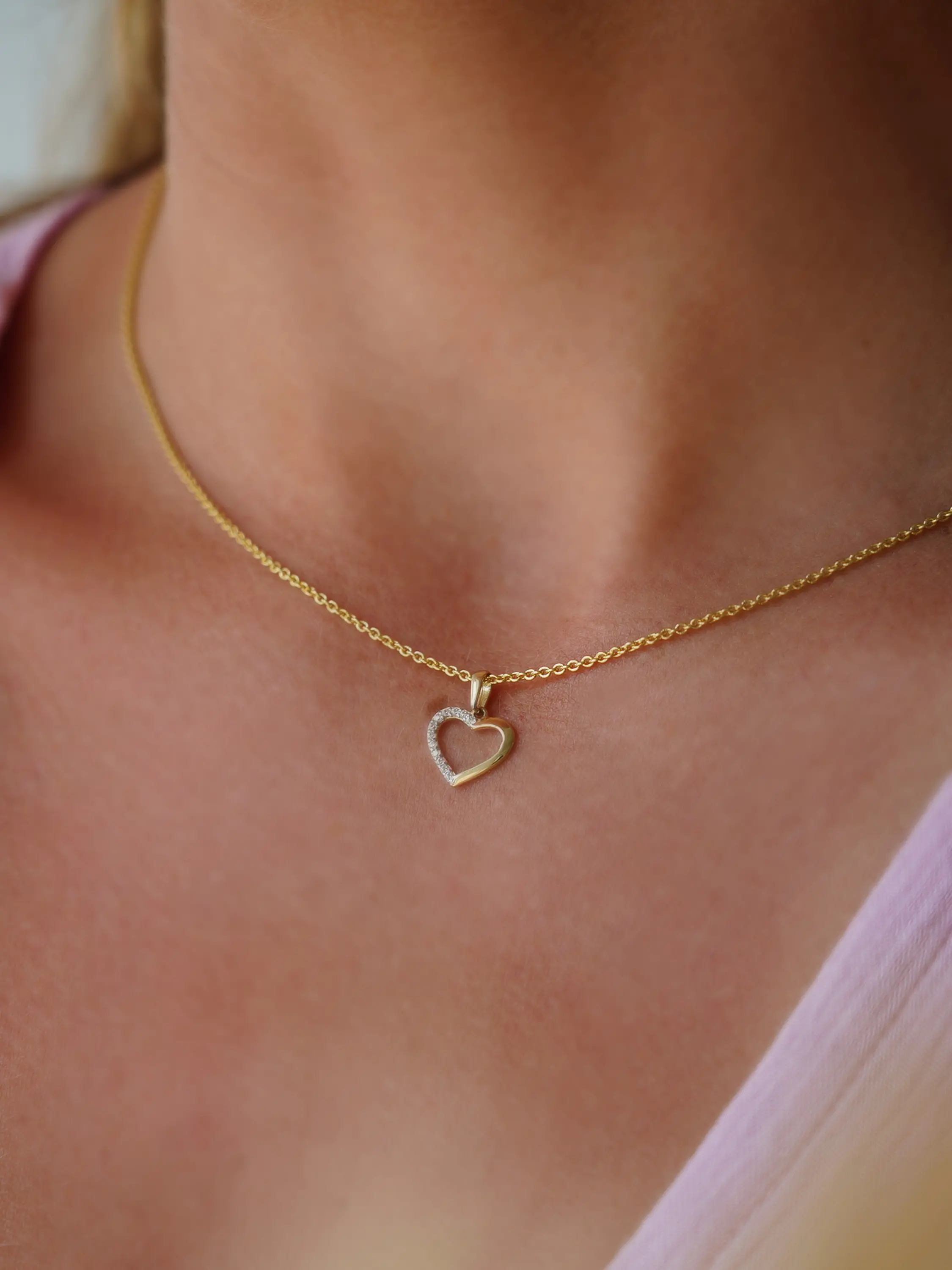 Halskette & Anhänger aus echtem Gelbgold mit Zirkonia an Damendekollete - Sarah | Skintype