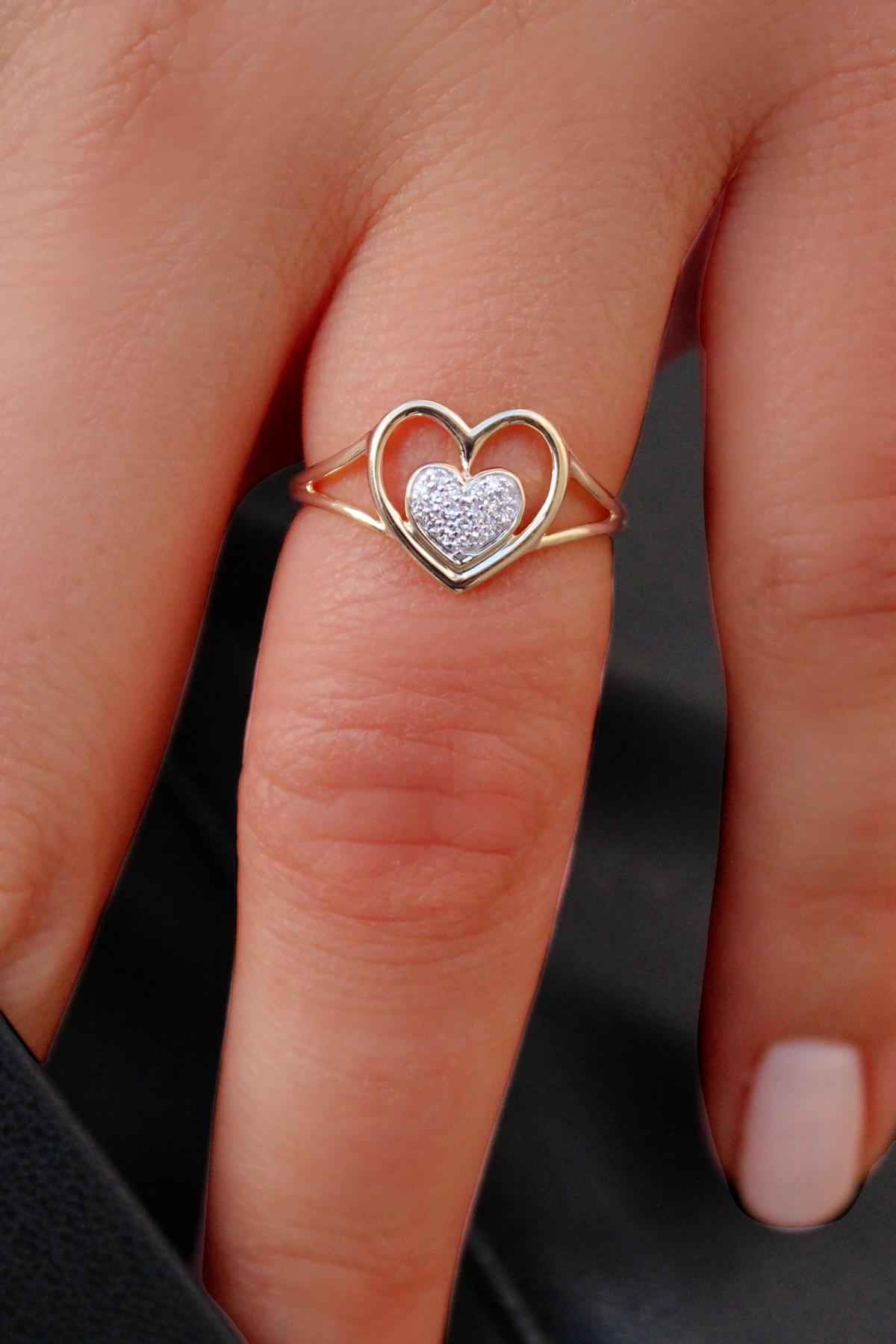 Damenring aus echtem Gelbgold mit Diamant an Damenhand - Madia | Skintype