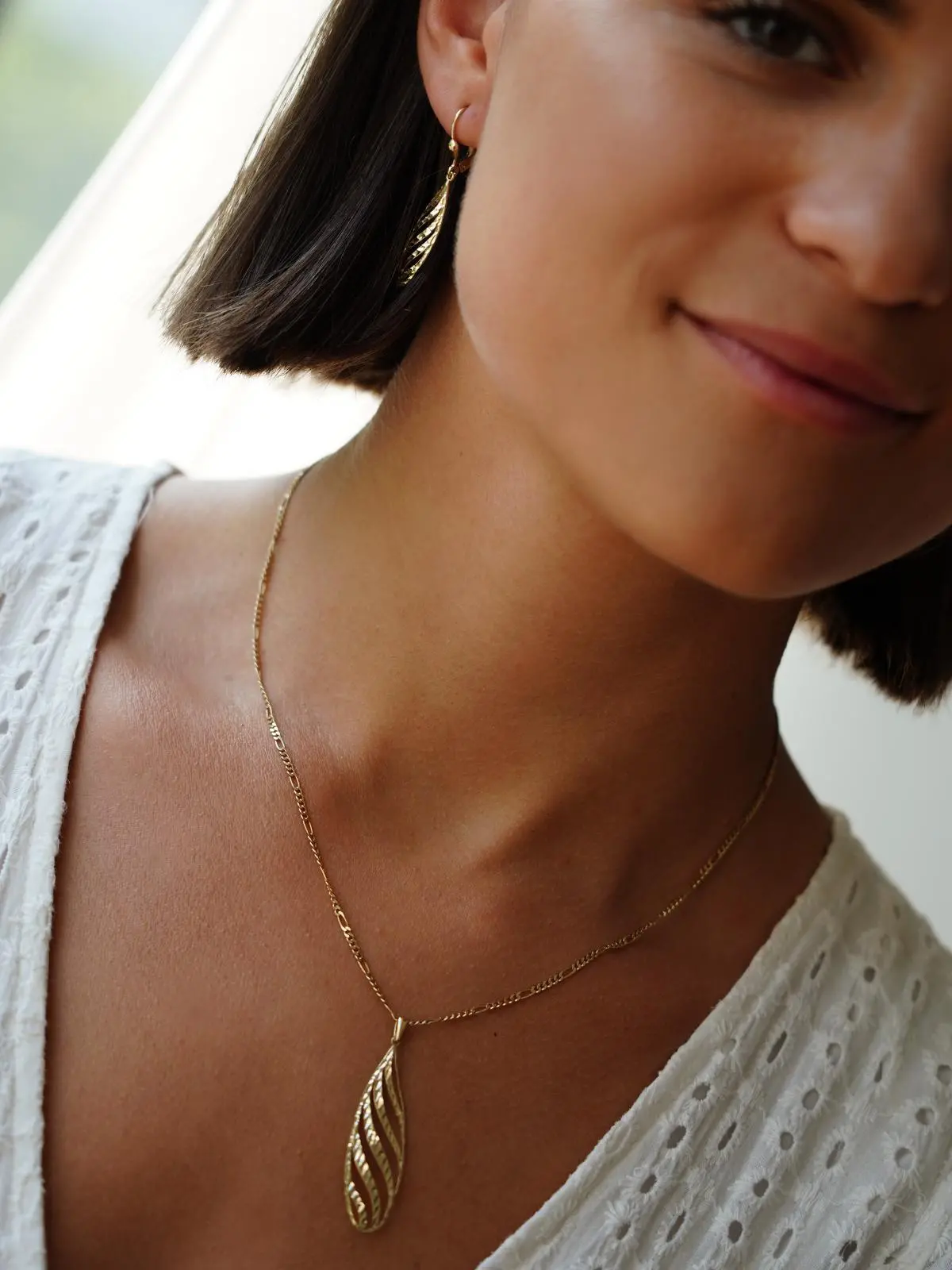 Damenanhänger aus echtem Gelbgold mit Diamantierung an Damendekollete - Anastaisa | Skintype