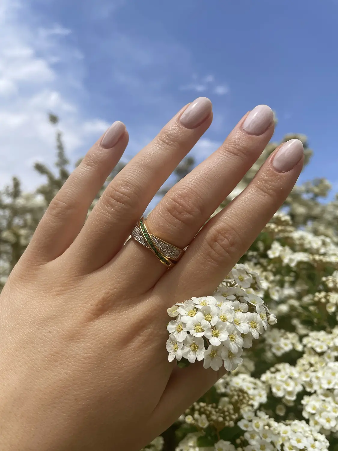 Damenring aus echtem Gelbgold mit Diamant & Smaragd Edelsteinen an Damenhand - Melvena | Skintype