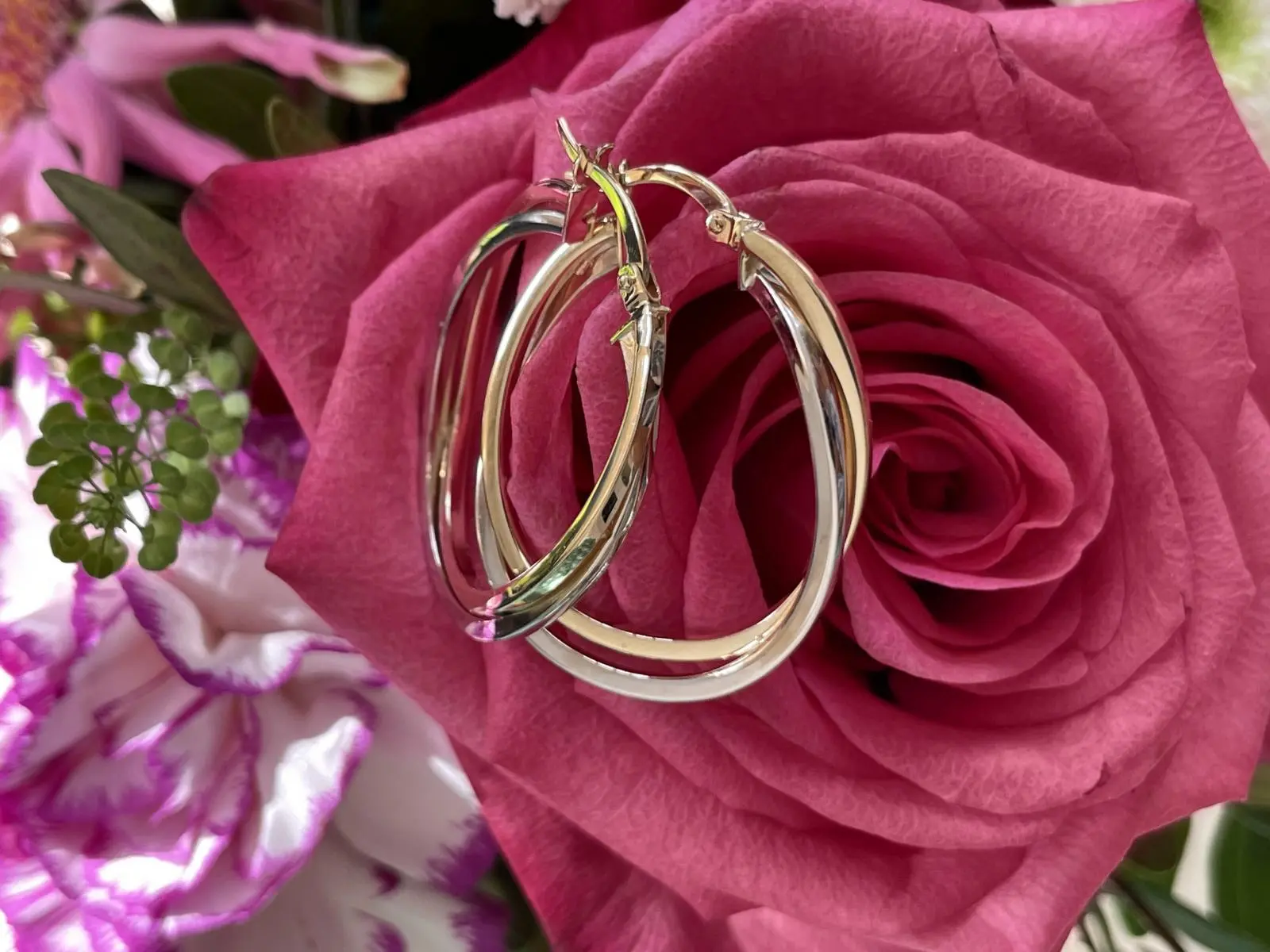 Damencreolen aus echtem Gelbgold & Weißgold - Isabella | Stilleben Damencreolen aus echtem Gelbgold & Weißgold - Isabella | Stilleben