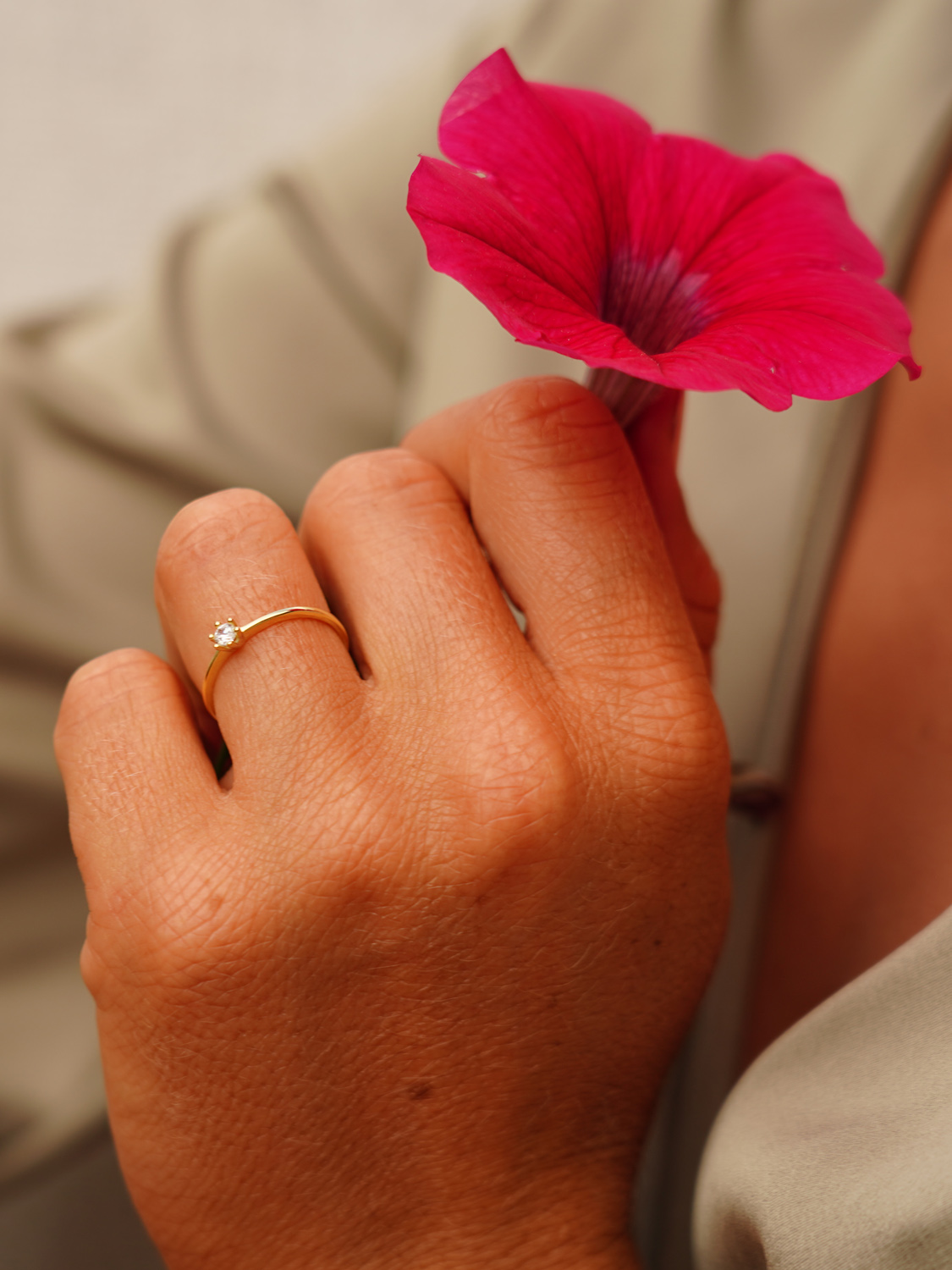 Verlobungsring aus echtem Gelbgold mit Zirkonia an Damenhand - Golden Love | Skintype