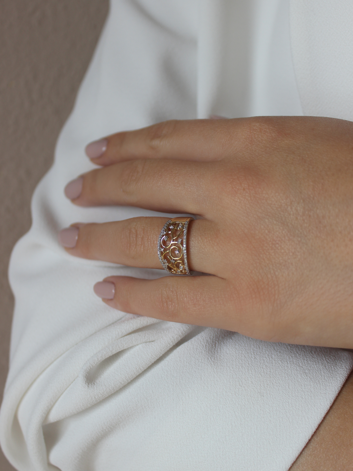 Damenring aus echtem Gelbgold mit Diamant an Damenhand - Mirella | Skintype