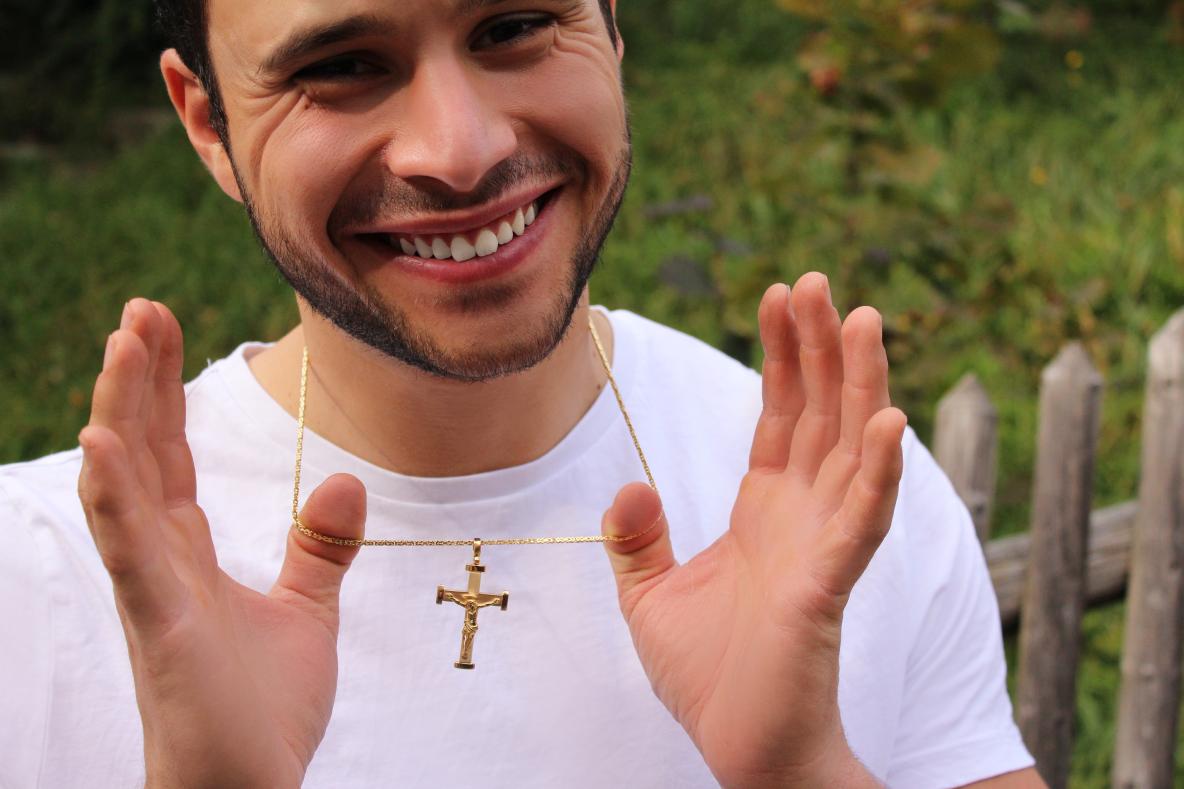 Herren-Kette Kreuz in Gold - Mann lächelt mit Kreuz und Kette