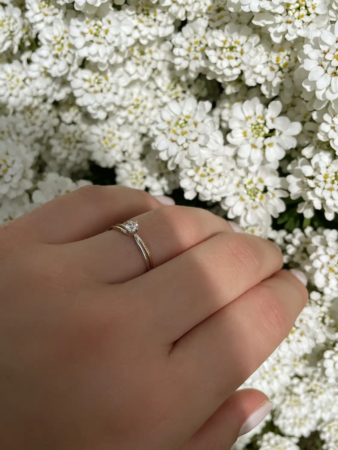 Damenring aus echtem Gelbgold mit Diamanten an Damenhand - Lambada | Skintype