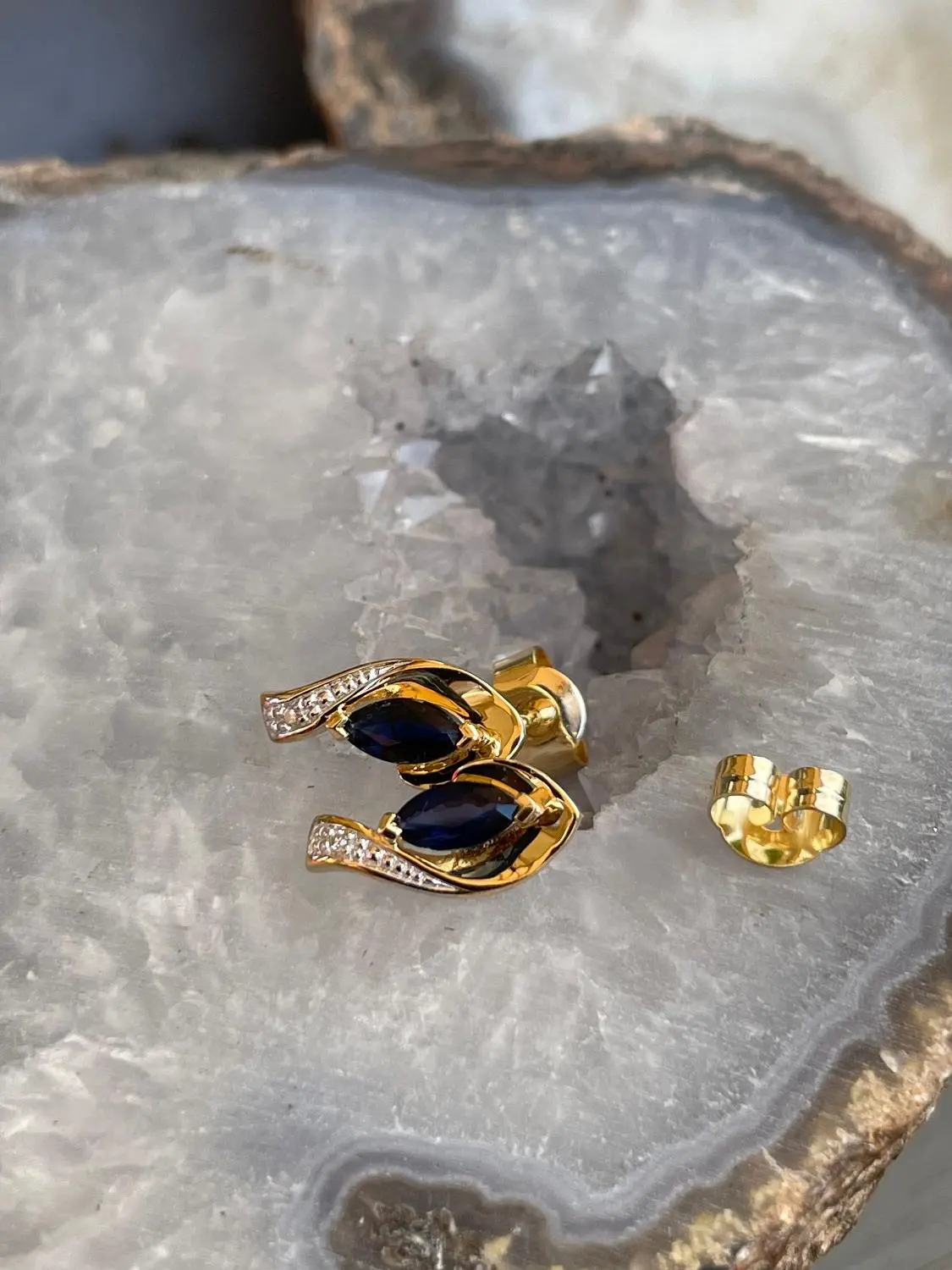 Eunundi | Ohrstecker aus echtem Gelbgold mit Saphir | Ansicht 7