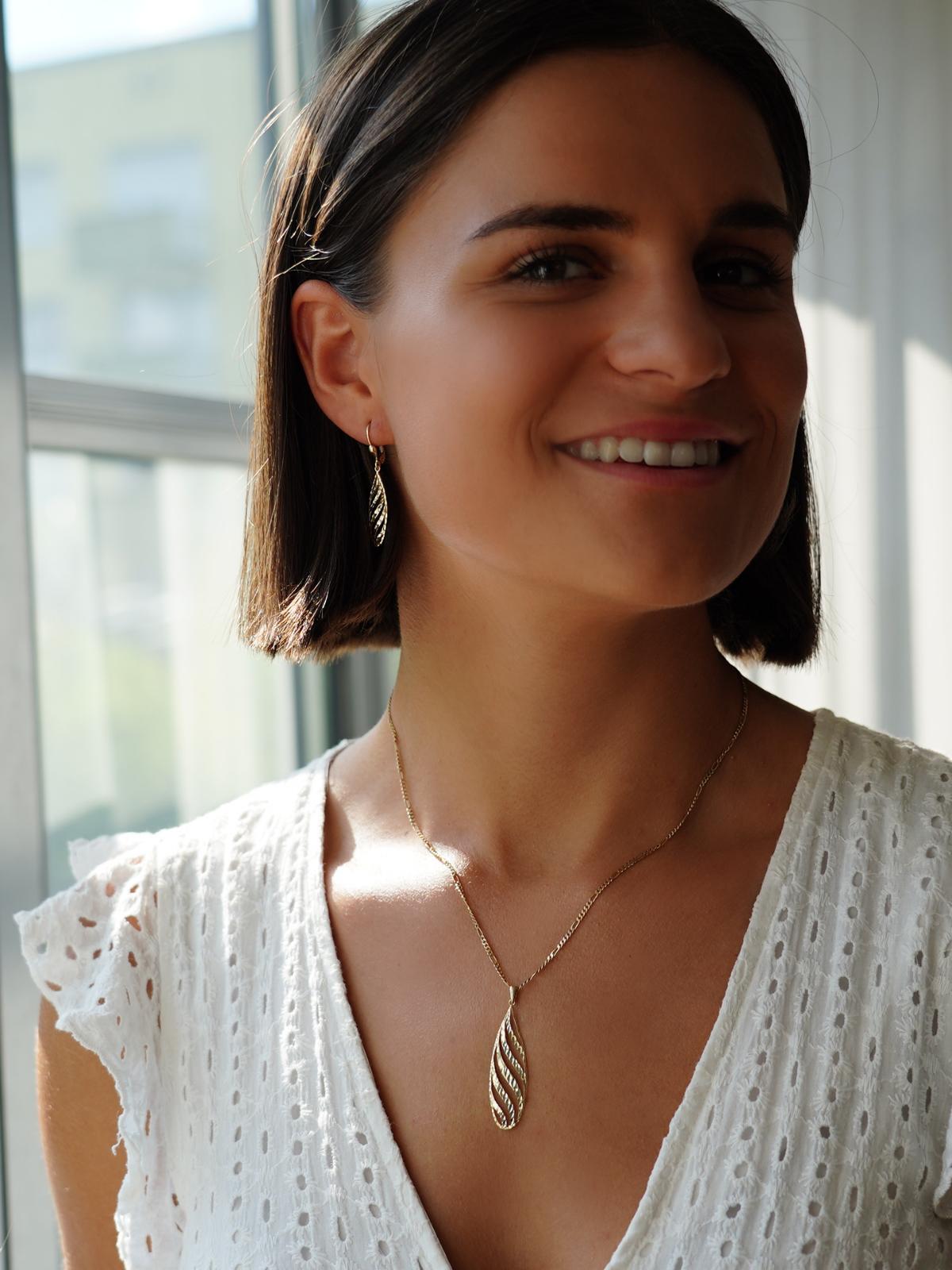 Damenohrringe aus echtem Gelbgold mit Diamantierung an Damenohr - Anastaisa | Skintype