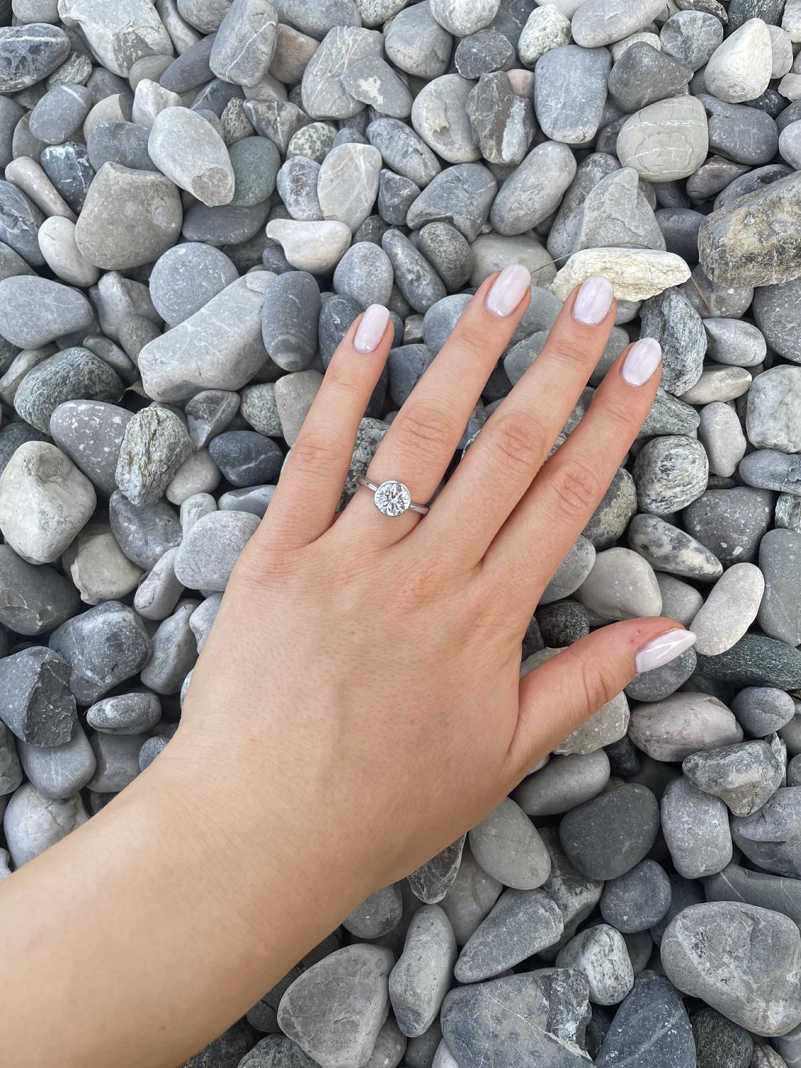 Verlobungsring aus echtem Weißgold mit Zirkonia an Damenhand - Fascinating | Skintype