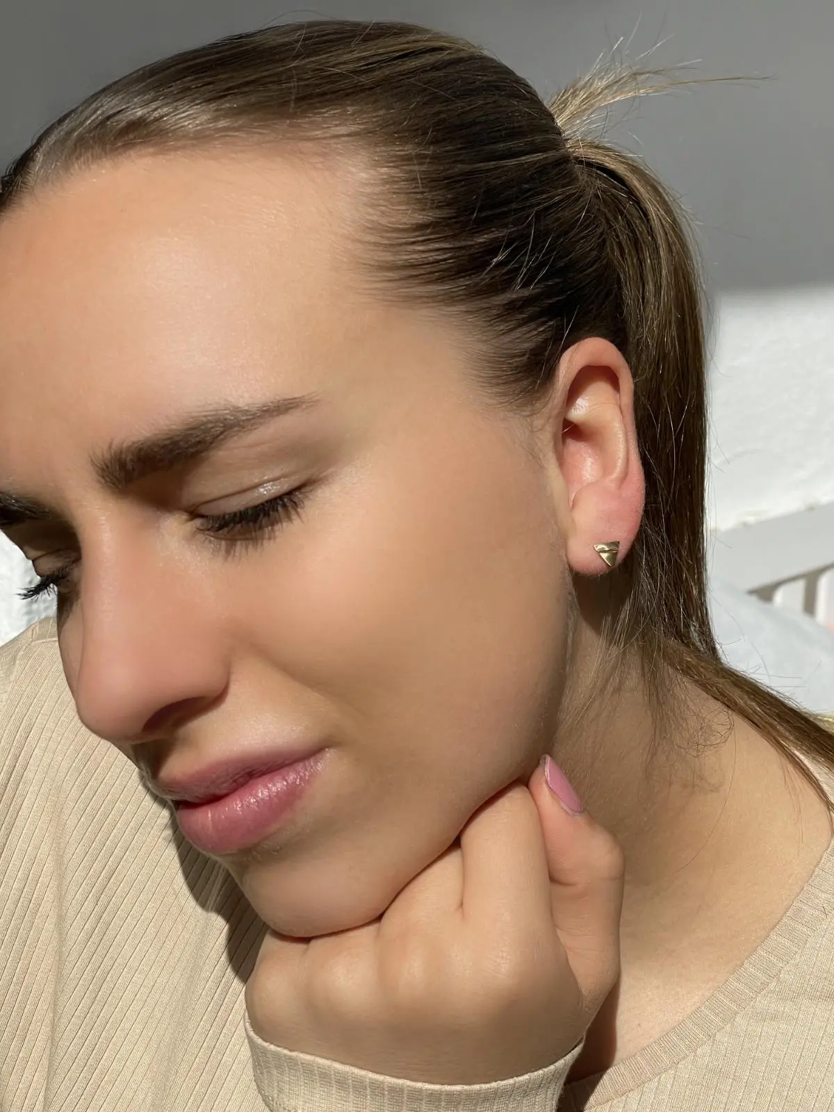 Damenohrringe aus echtem Gelbgold an Damenohr - Triangel | Skintype
