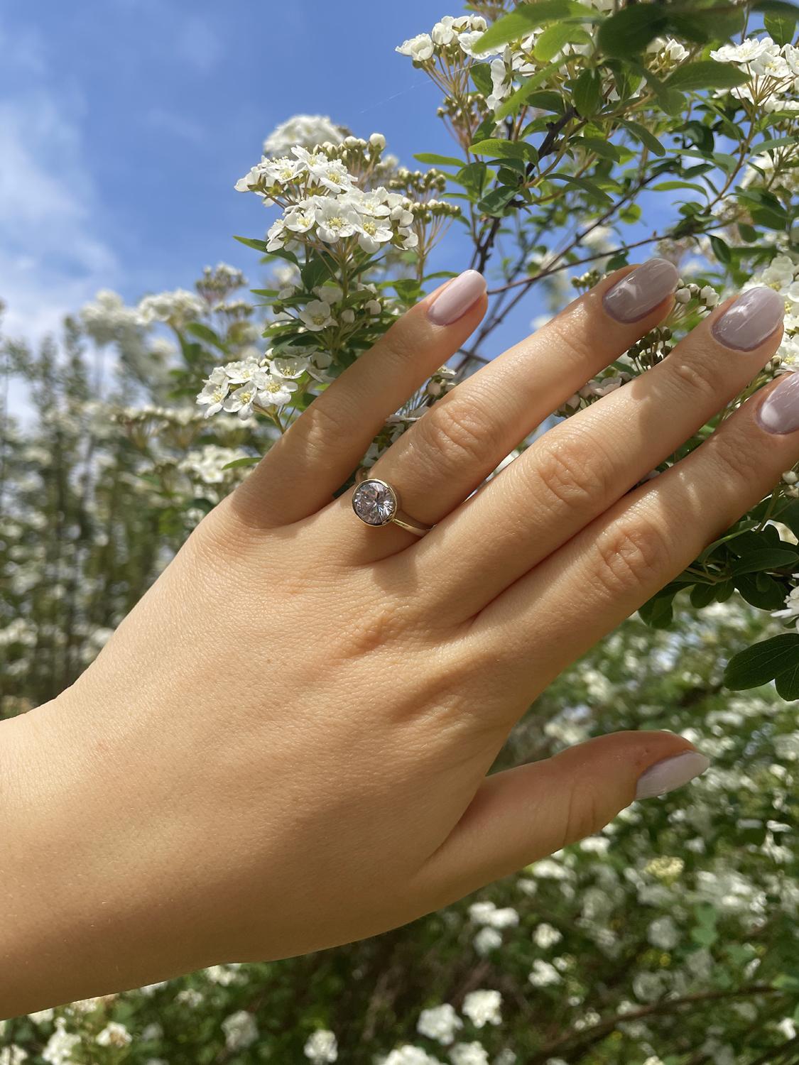 Verlobungsring aus echtem Gelbgold mit Zirkonia an Damenhand - Fascinating | Skintype