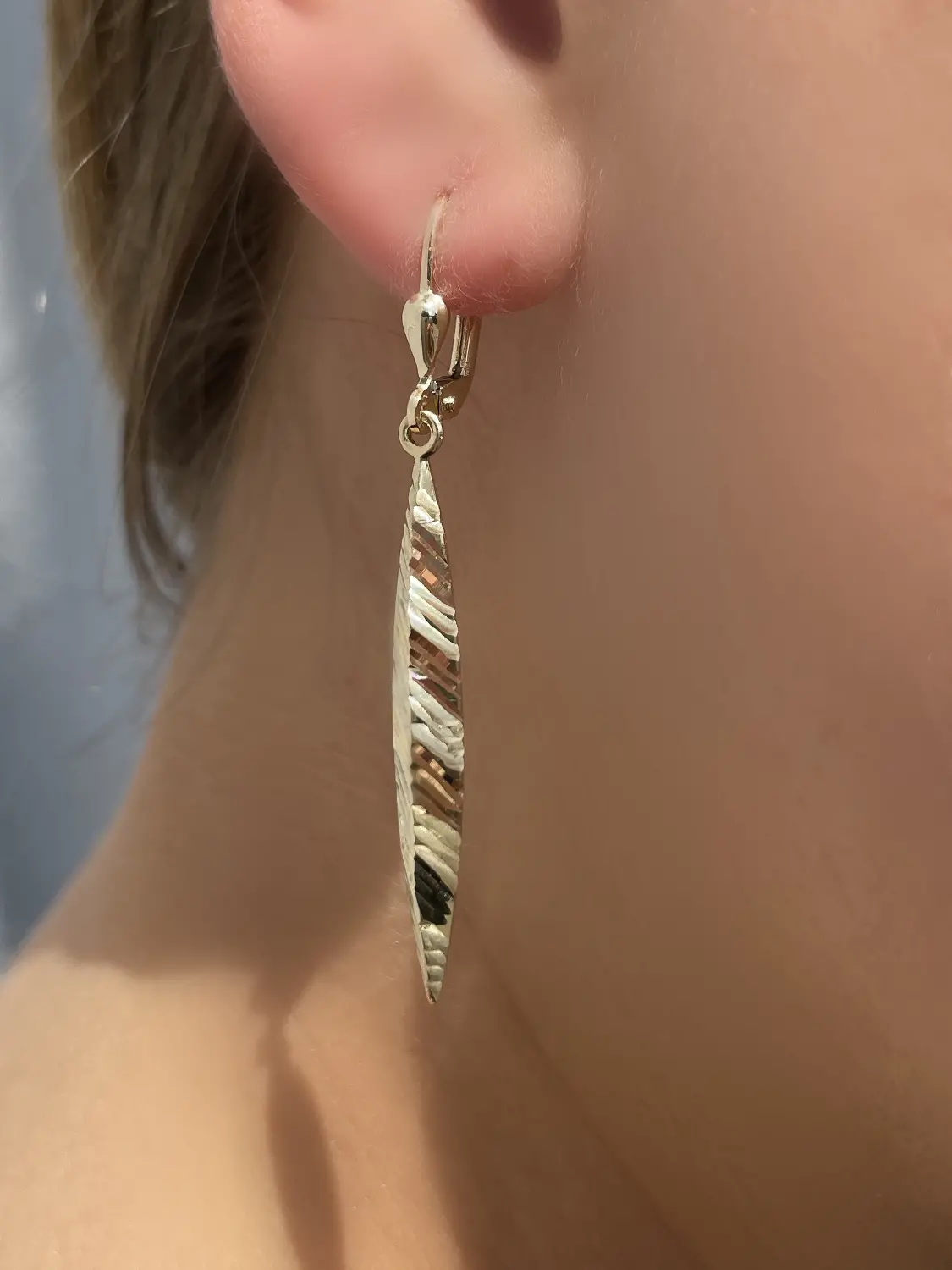 Damenohrringe aus echtem Gelbgold an Damenohr - Annesca | Skintype