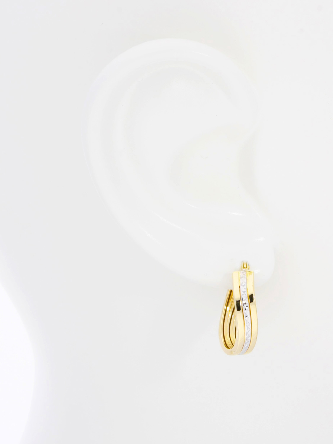 Damencreolen aus echtem Gelbgold & Weißgold mit Diamantierung - Eartwist | Büstenansicht